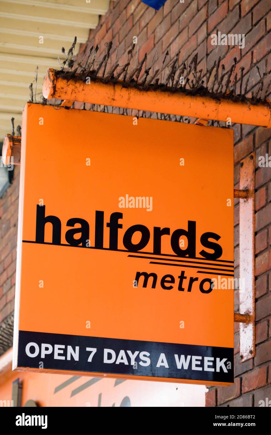 Camberley, Royaume-Uni, 28 juillet 2019 :- UNE succursale de Halfords metro, un détaillant de pièces de rechange et de vélos Banque D'Images