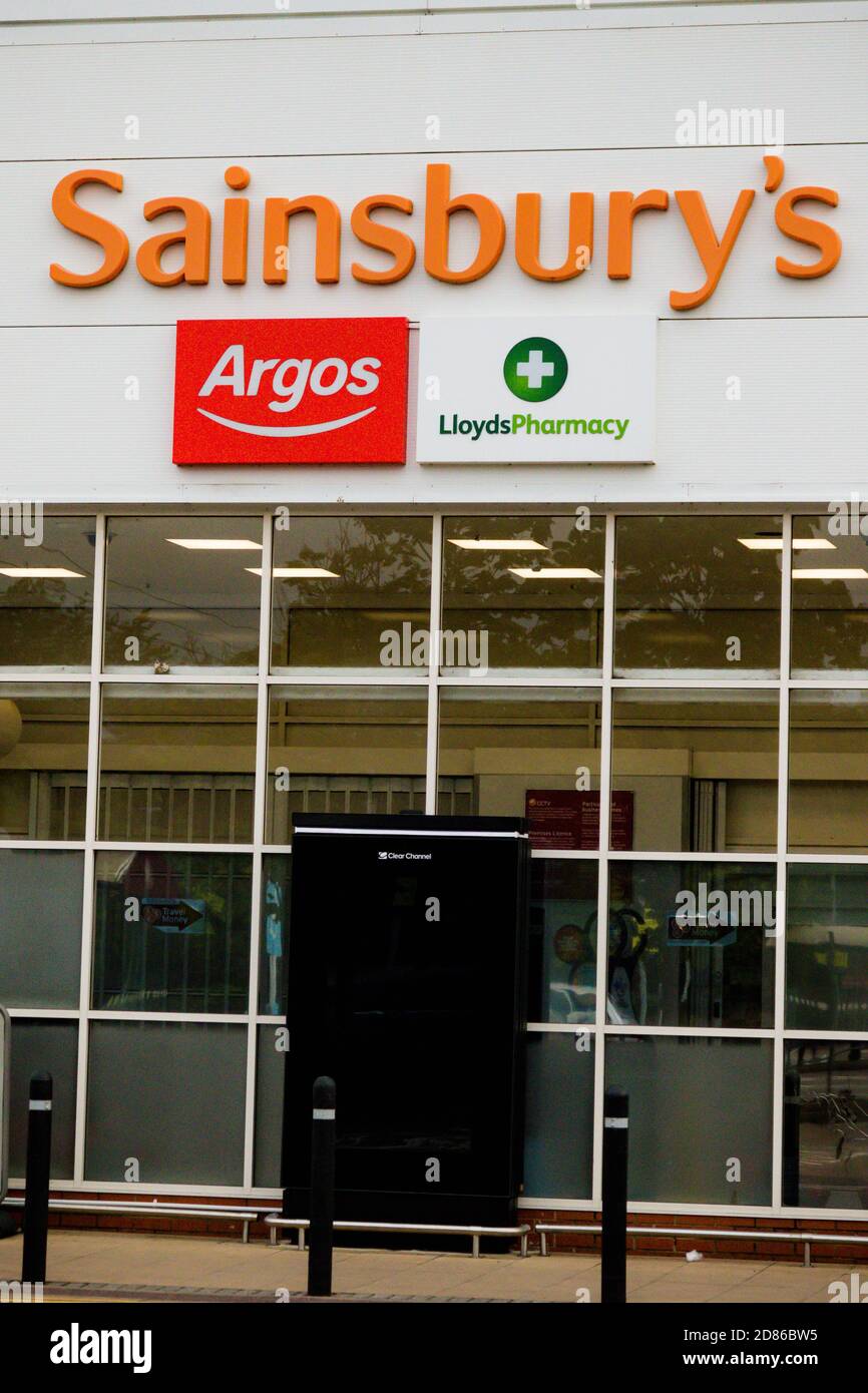 Camberley, Royaume-Uni, 28 juillet 2019 :- UNE succursale de Sainsbury's, le numéro 2 du supermarché au Royaume-Uni Banque D'Images