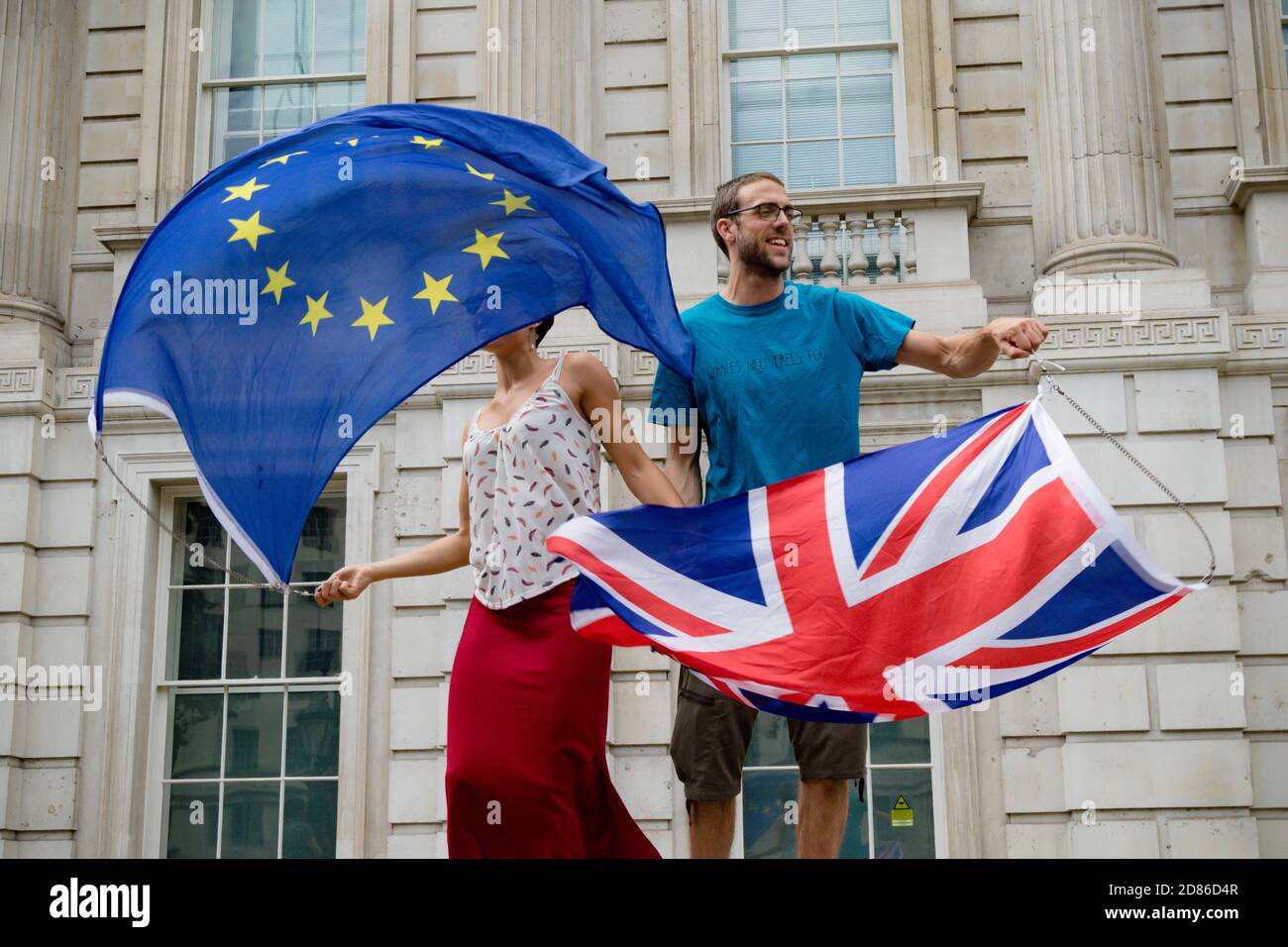 Londres, Royaume-Uni, 31 août 2019 : un homme et une femme branle les drapeaux britanniques et européens lors de manifestations contre le projet du Premier ministre Boris Johnson de le faire Banque D'Images