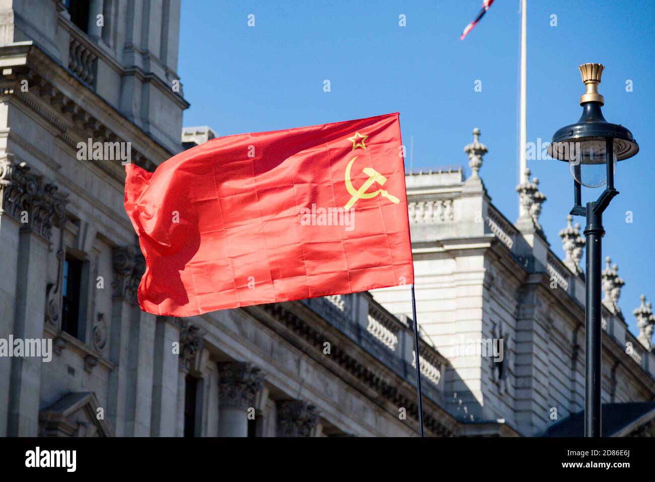 Londres, Royaume-Uni, 20 septembre 2019 :- les manifestants pour le changement climatique se réunissent à Westminster, prennent le drapeau de l'URSS Banque D'Images