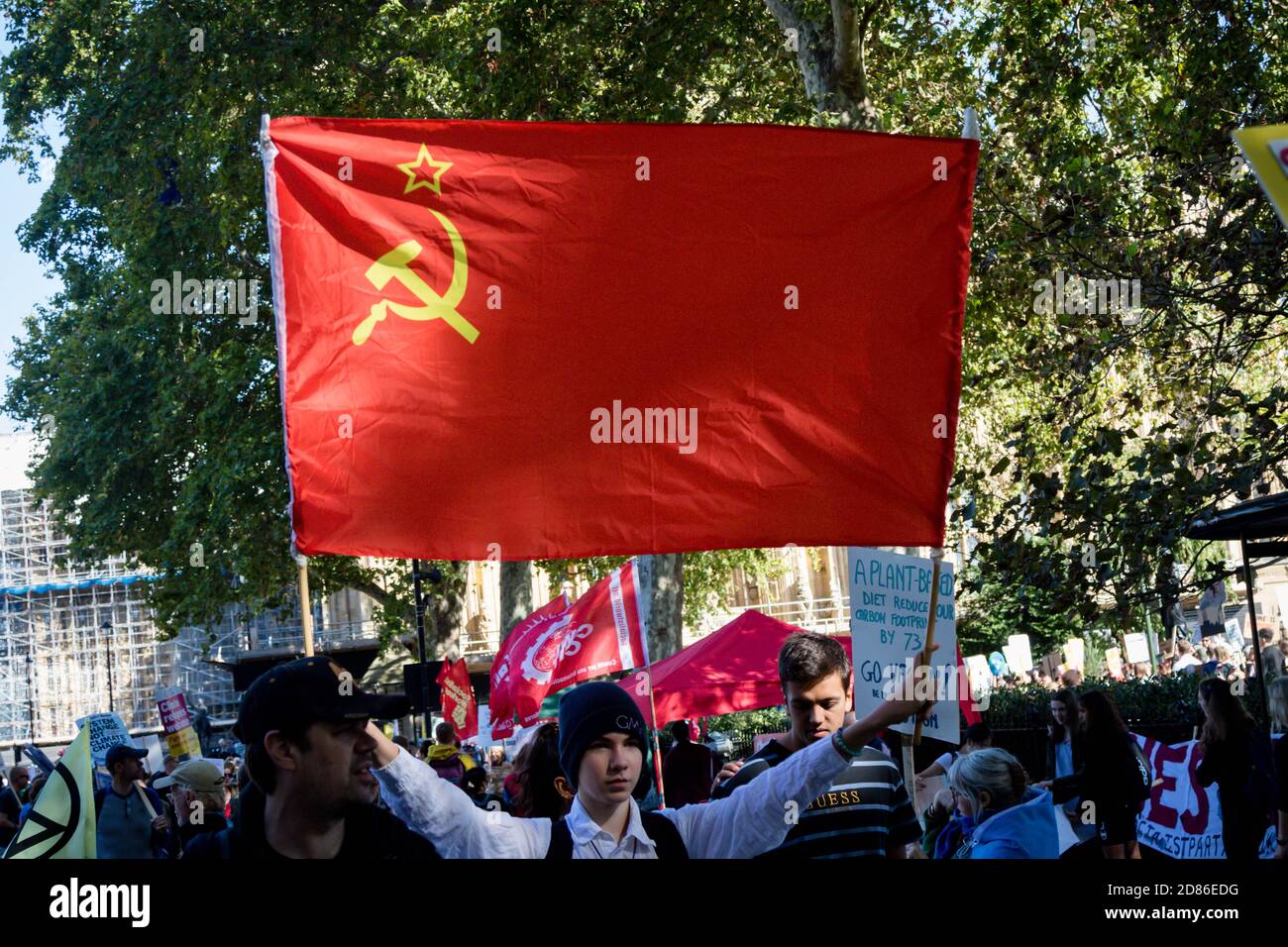 Londres, Royaume-Uni, 20 septembre 2019 :- les manifestants pour le changement climatique se réunissent à Westminster, prennent le drapeau de l'URSS Banque D'Images