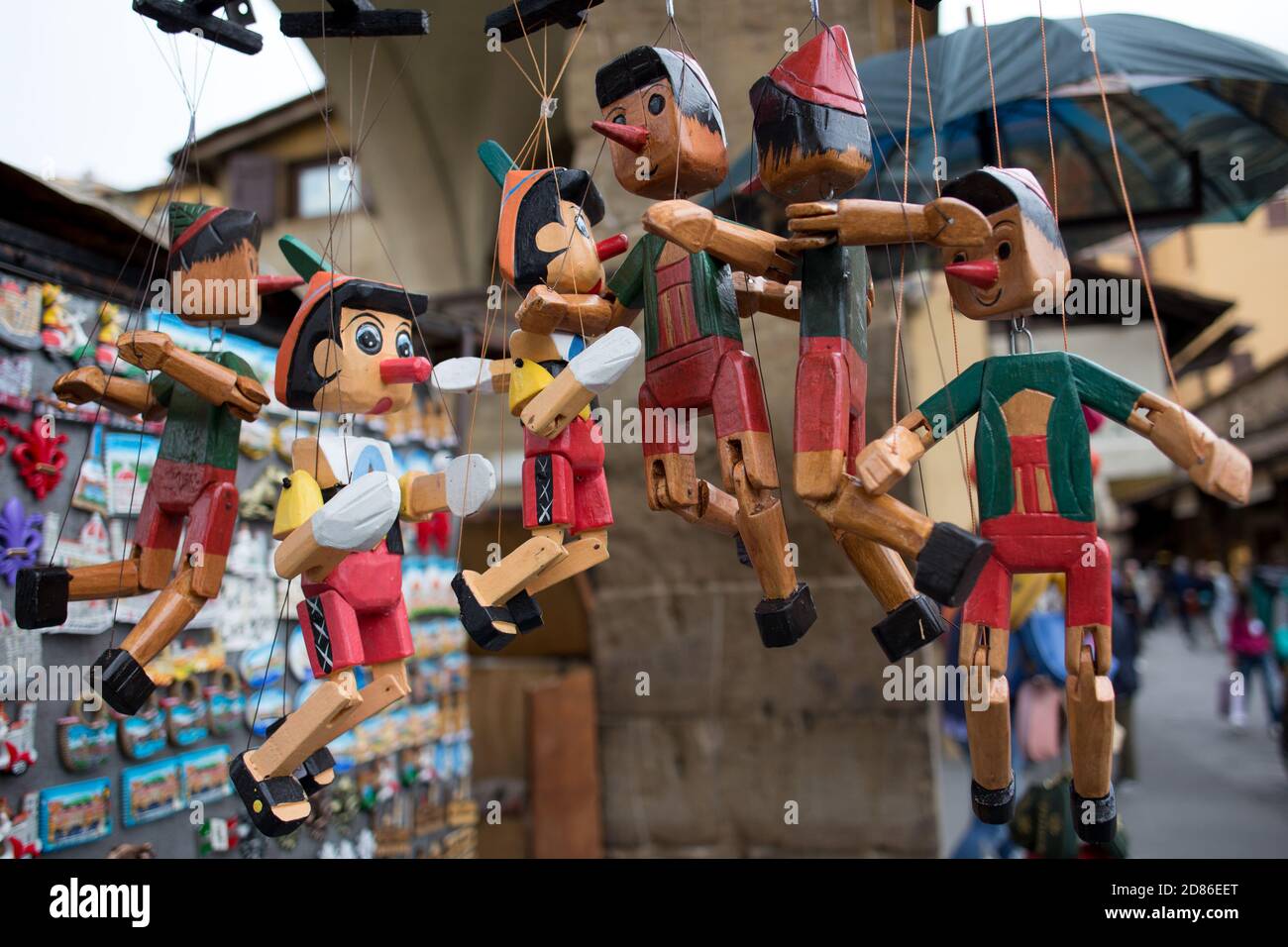 Florence, Toscane, Italie: Rue avec des souvenirs traditionnels italiens en bois de Pinocchio jouet de Toscane, Italie Banque D'Images