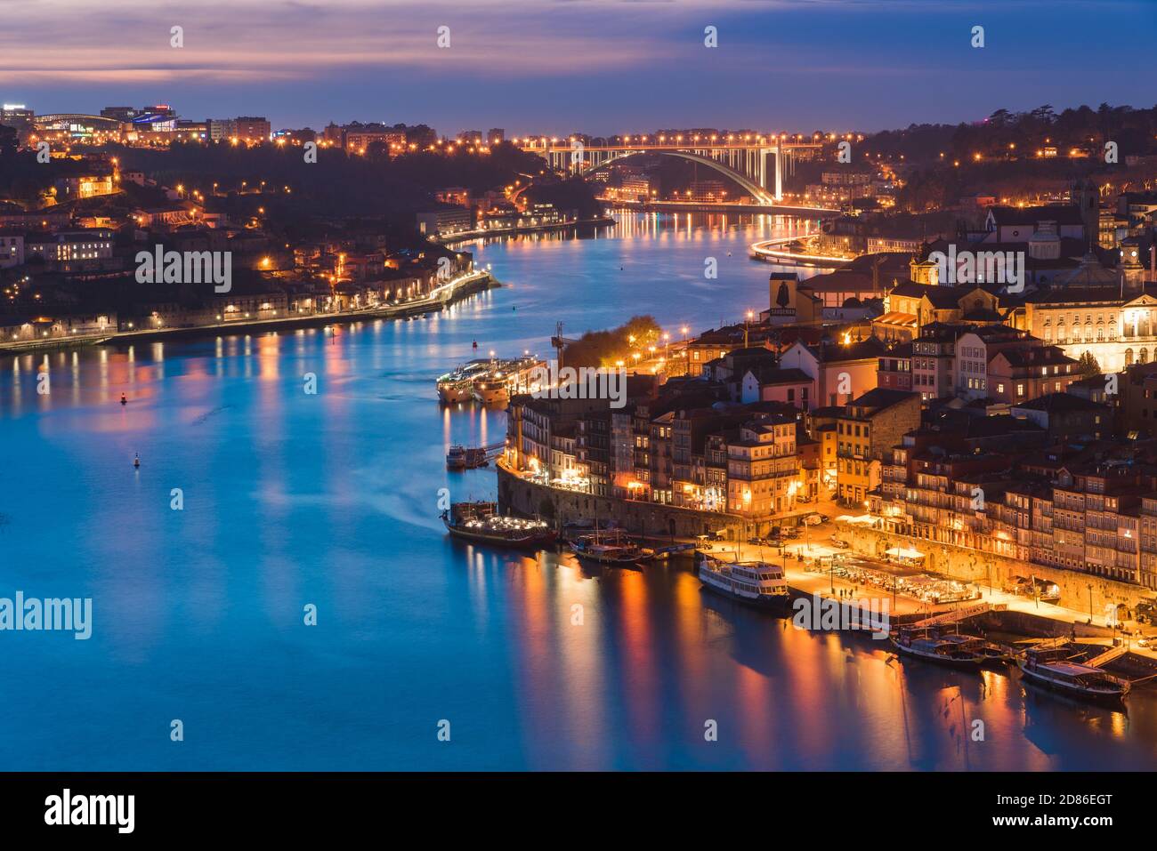 Vue de nuit sur le fleuve Douro entre Porto et Vila Nova Villes de Gaia au Portugal Banque D'Images