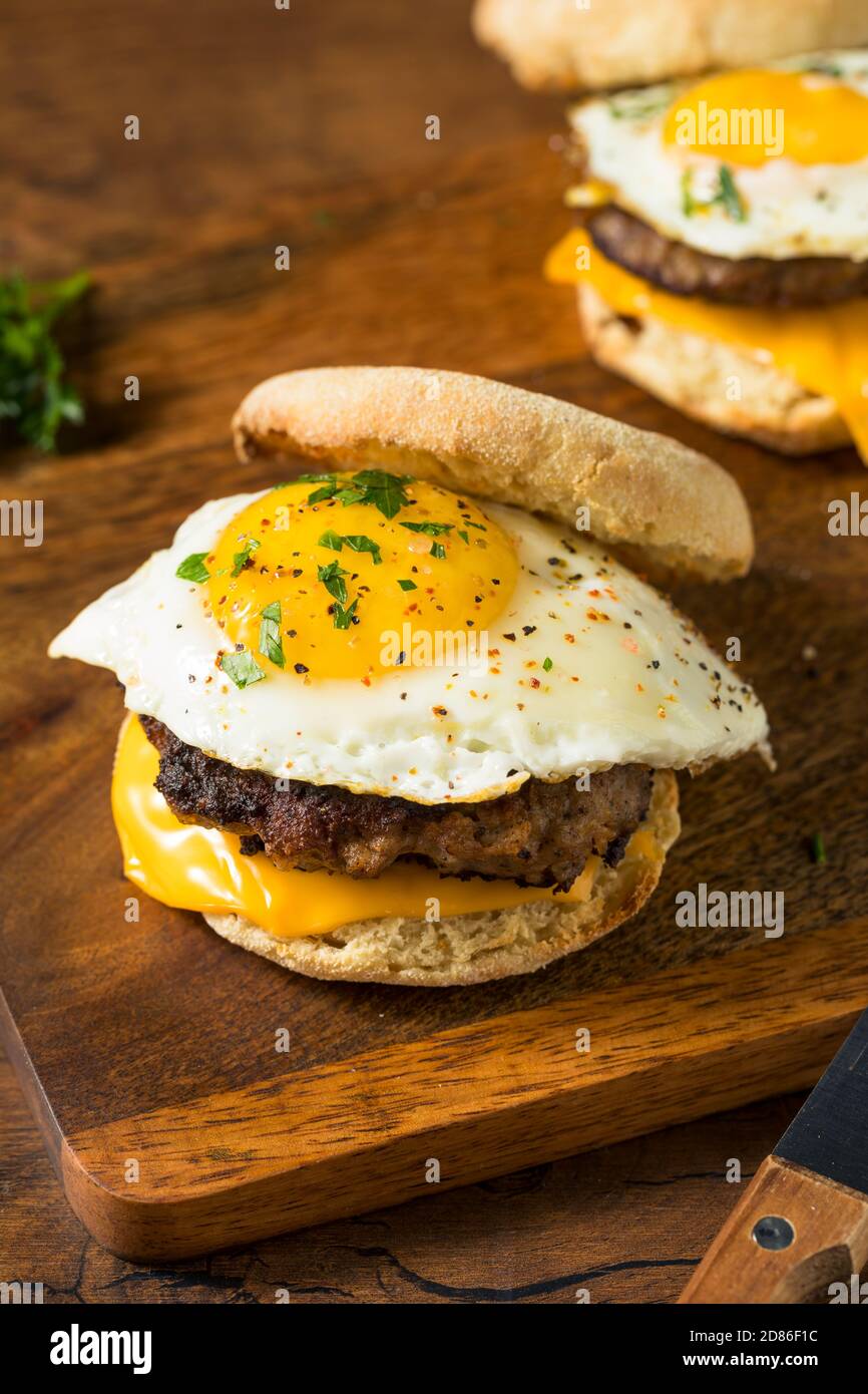 Sandwich de muffins aux saucisses aux œufs fait maison pour le petit déjeuner Banque D'Images