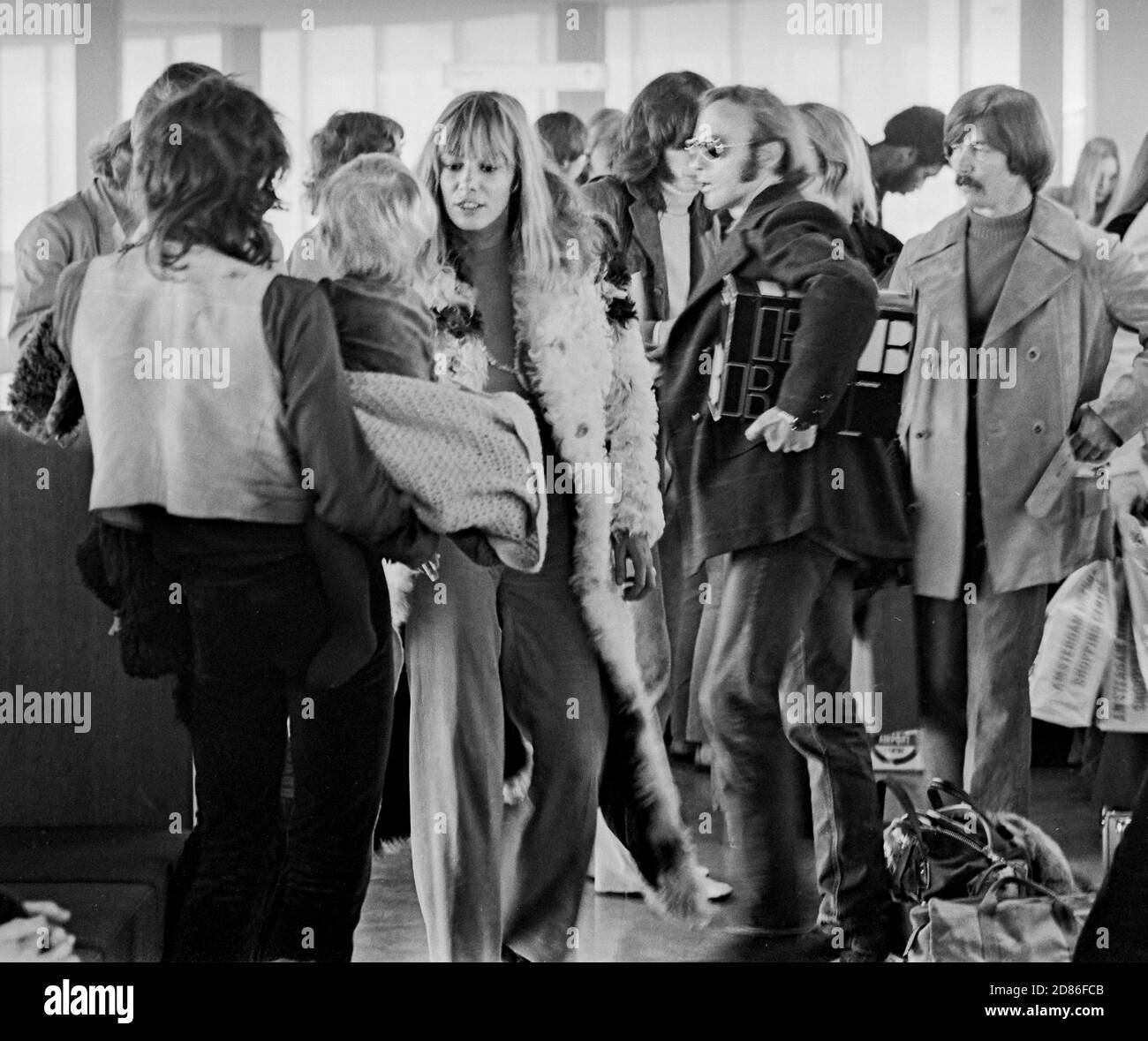 Après le dernier concert du Rolling Stones European Tour 1970 à Amsterdam, RAI, Centre des congrès, le 9 octobre 1970, les membres des Rolling Stones, dont Steven Stills, qui ont rejoint le spectacle d'Amsterdam, rentrent chez eux. Aéroport de Schiphol, le 10 octobre 1970. (Photo Gijsbert Hanekroot, Amsterdam) Banque D'Images