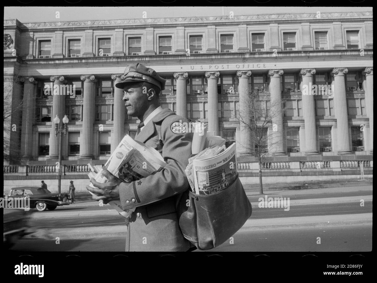Un postier afro-américain suit son itinéraire tout en étant chargé de courrier, Washington, DC, 4/1957. (Photo de Warren K Leffler/US News & World Report Magazine Photograph Collection/RBM Vintage Images) Banque D'Images