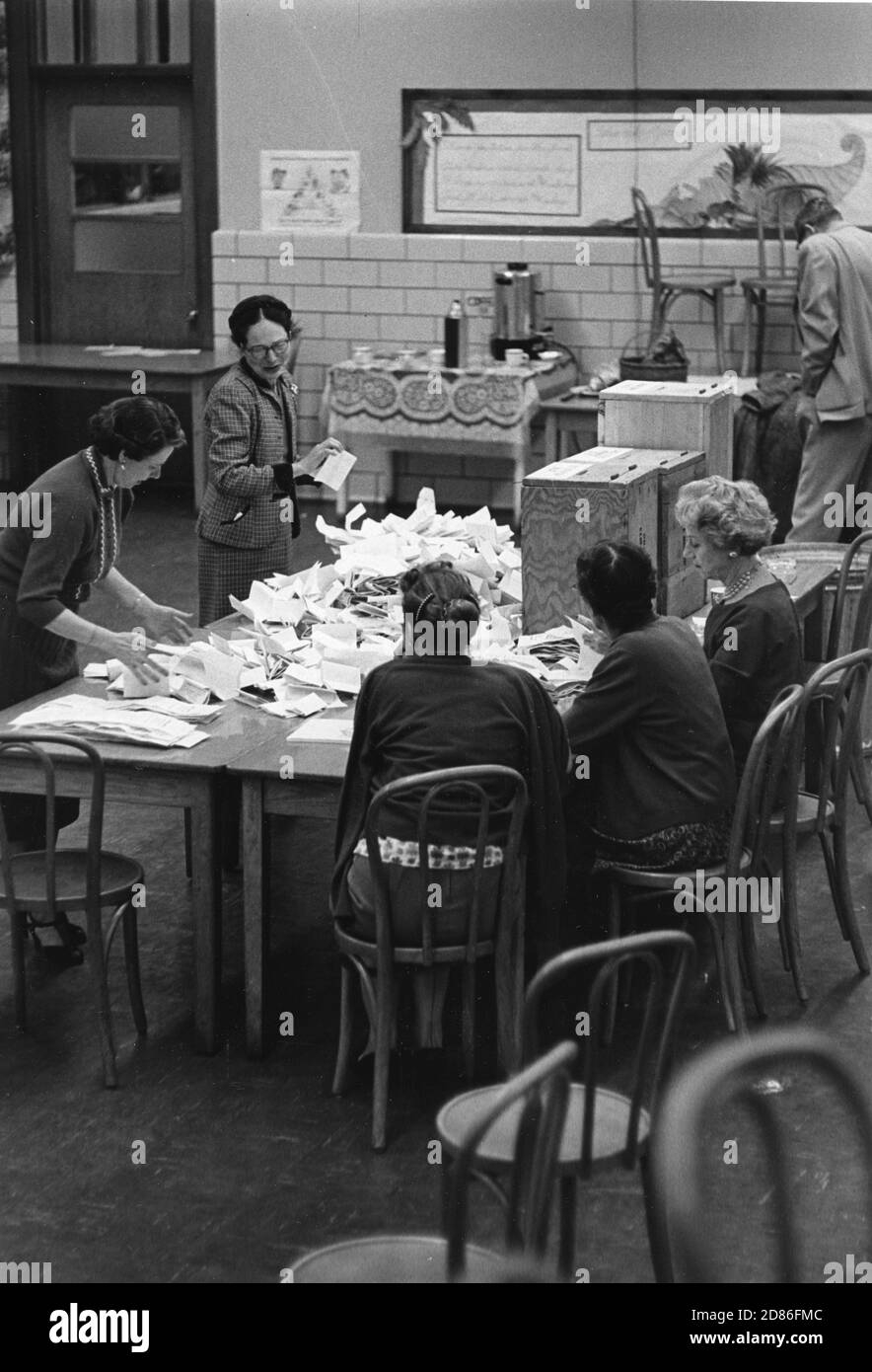 Les fonctionnaires électoraux de l'arrondissement ouvrent les urnes et commencent le décompte des voix, Dunn Loring, va, 11/8/1960. (Photo d'Edwin Huffman/United States information Agency/RBM Vintage Images) Banque D'Images
