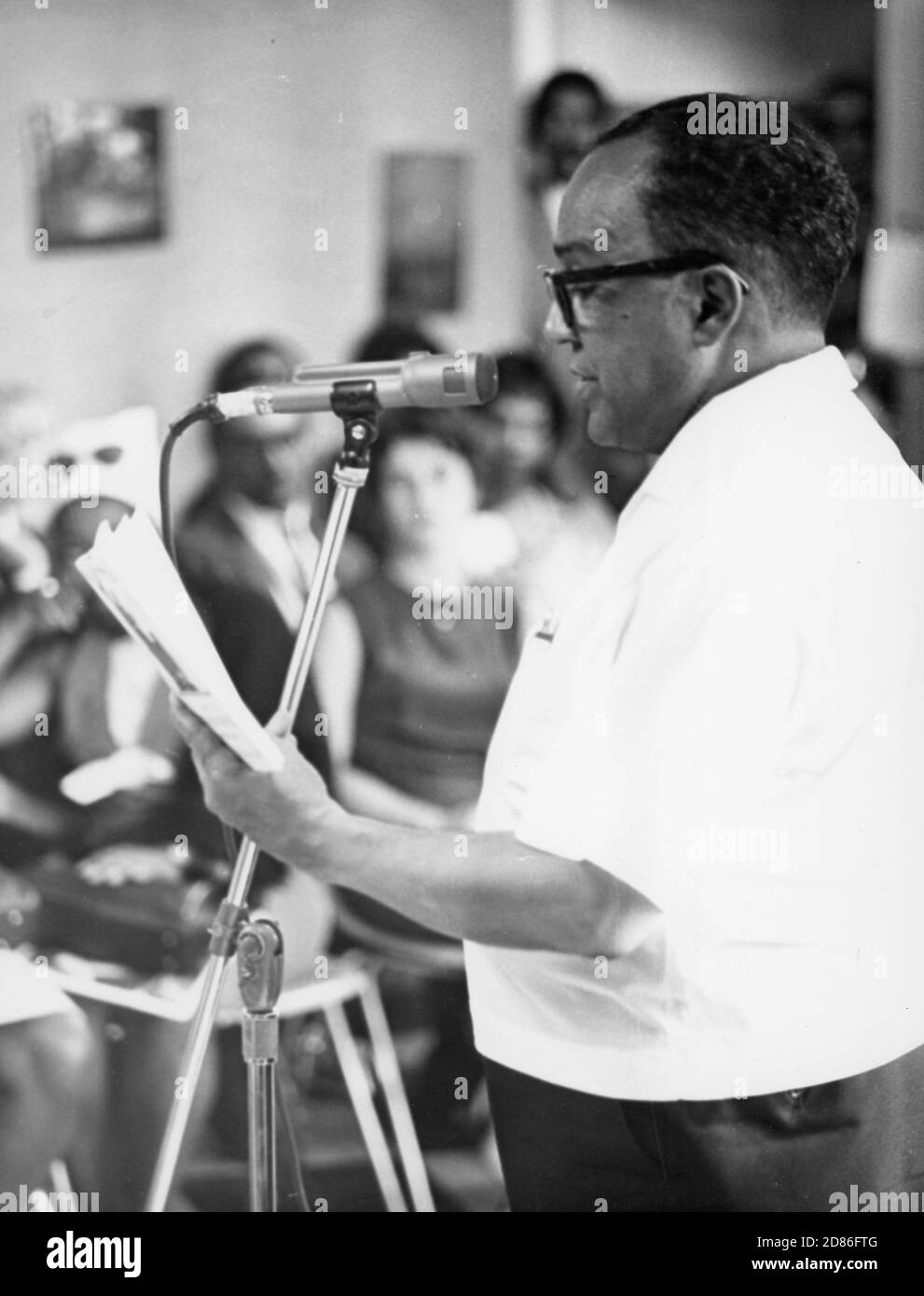 Le poète et auteur américain Langston Hughes (1901-1967) parle au Festival des Arts de Dakar, Dakar, Sénégal, 4/1966. (Photo de l'Agence d'information des États-Unis/RBM Vintage Images) Banque D'Images