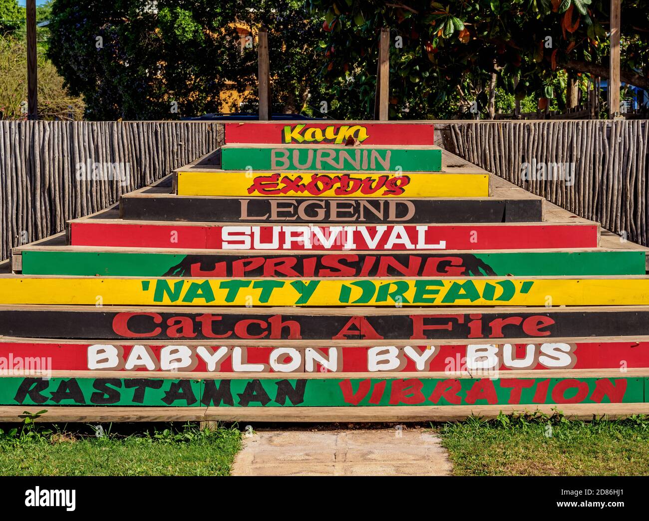 Escaliers avec Bob Marley's albums, Jack sprat Bar, Treasure Beach, paroisse de Saint Elizabeth, Jamaïque Banque D'Images