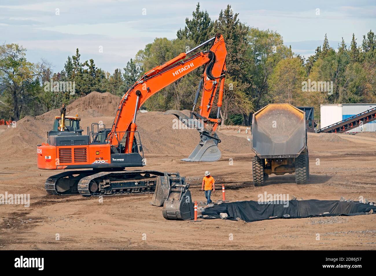 Une grande pelle à vapeur en mouvement terrestre sur un chantier de construction à Bend, Oregon, déplace des blocs, ce qui en fait un site de construction pour les nouvelles maisons et un attaché Banque D'Images