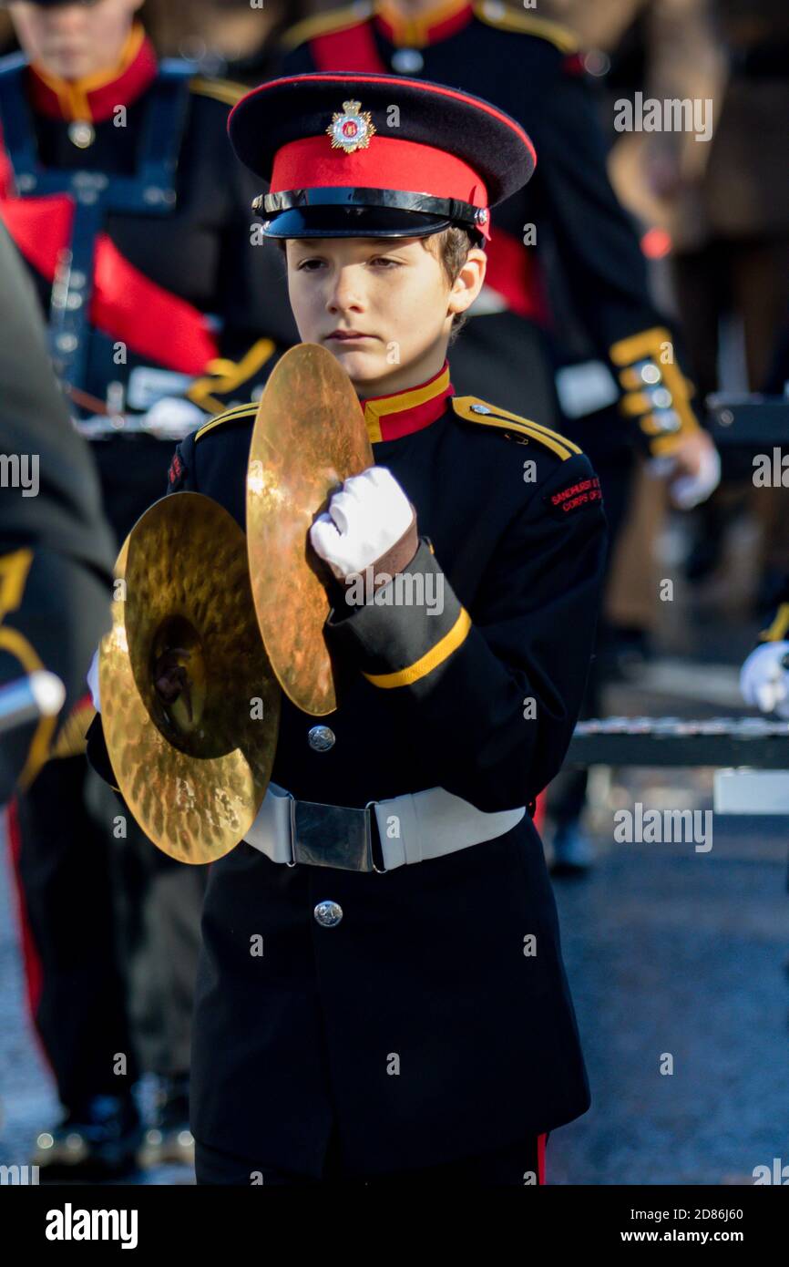 Sandhurst, Royaume-Uni, 11 novembre 2018 :- les cadets du corps des tambours de Sandhurst défilant au Monument commémoratif de guerre de Sandhurst à l'occasion du 100e anniversaire de l'A Banque D'Images