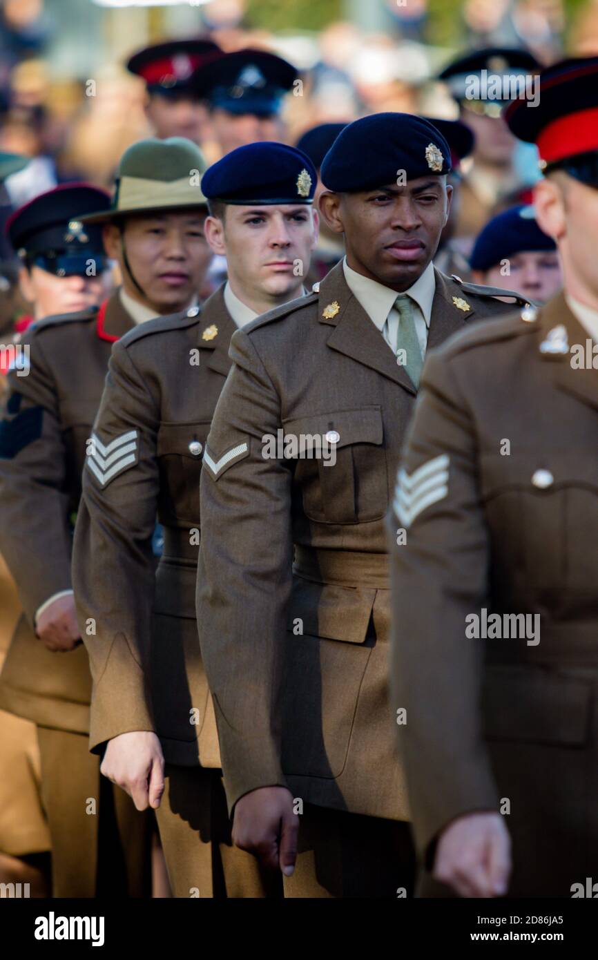 Sandhurst, Royaume-Uni, 11 novembre 2018 :- les soldats britanniques défilèrent au Monument commémoratif de guerre de Sandhurst à l'occasion du 100e anniversaire de l'armistice qui a pris fin Banque D'Images