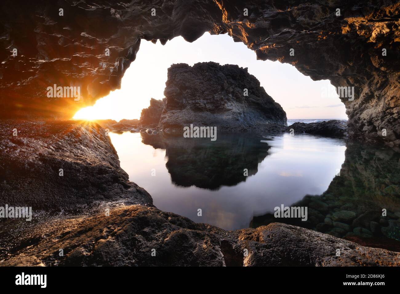 Paysage incroyable de Sea Cave au coucher du soleil. Photographie de la nature. Photo de haute qualité Banque D'Images