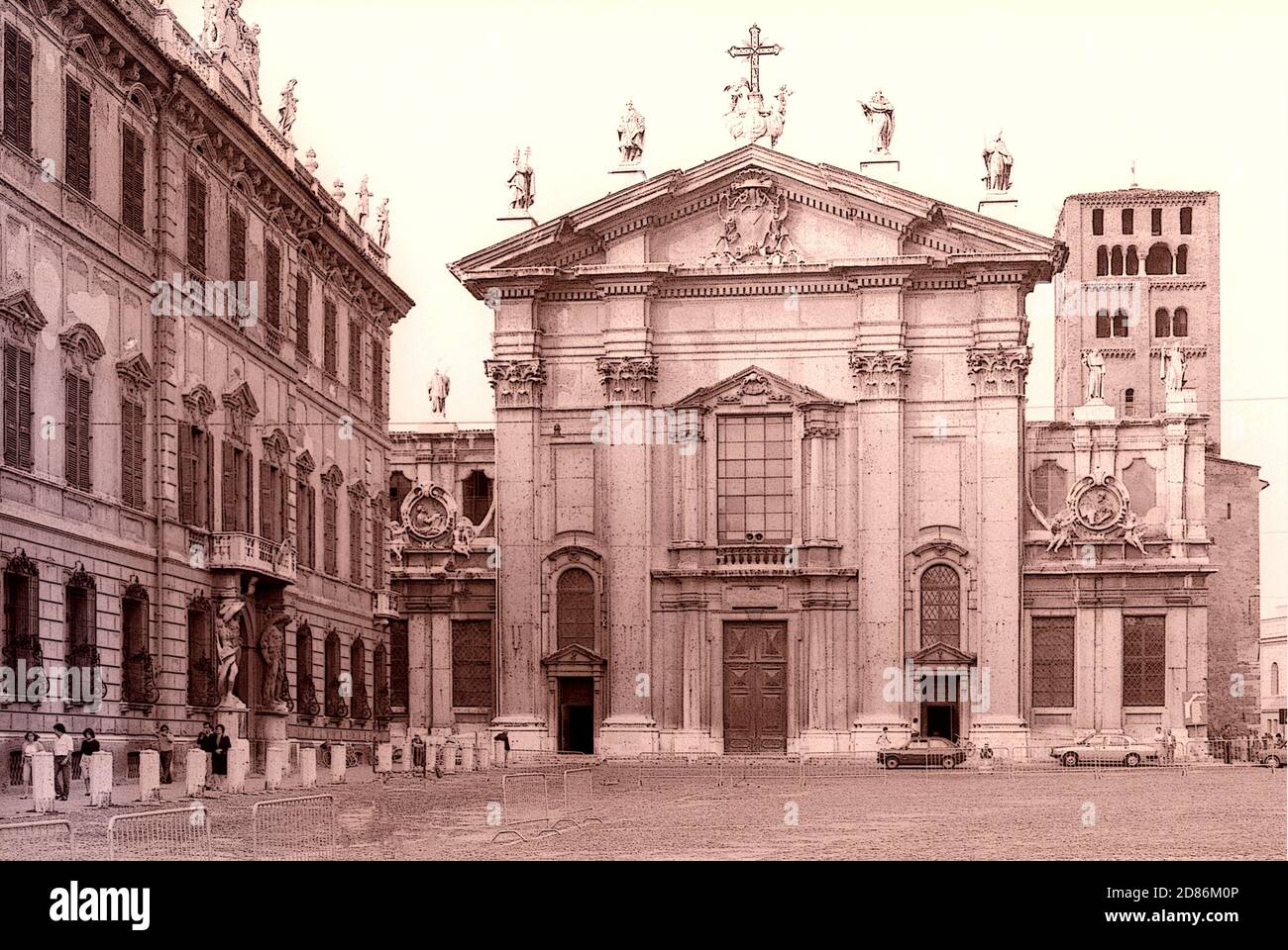 Mantoue, place Sordello. Façade de la cathédrale de San Pietro (Duomo). Banque D'Images