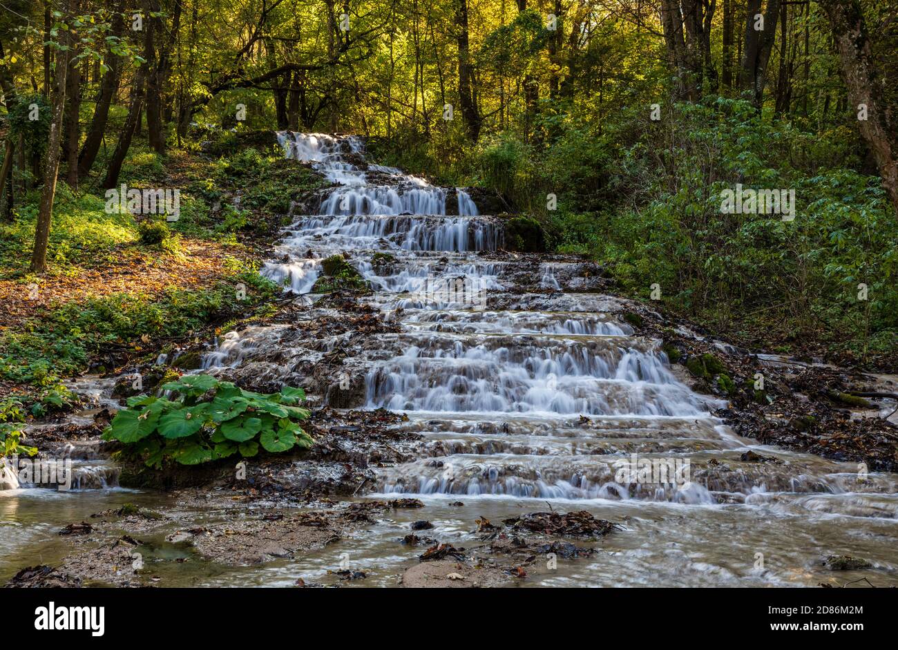 SZILVASVARAD, HONGRIE - OCTOBRE 20: (NOTE DE LA RÉDACTION: L'image a été améliorée numériquement.) Vue générale de la cascade Fatyol (en hongrois: Fátyol vízesés) dans la vallée de Szalajka le 20 octobre 2020 à Szilvasvarad, Hongrie. Banque D'Images