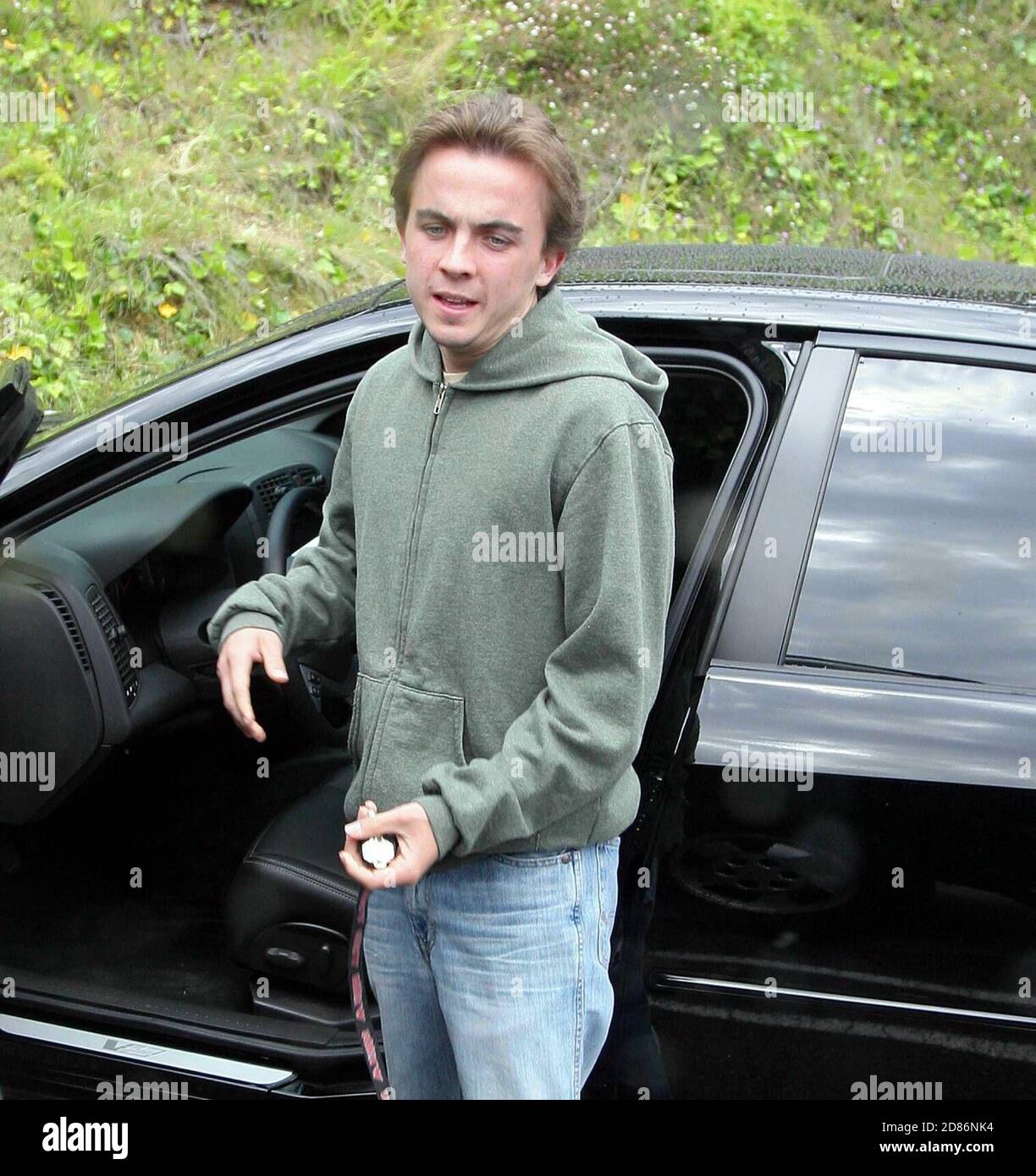 Exclusif !! Frankie Muniz présente fièrement sa nouvelle CTS de Cadillac à un ami. « She's Beautiful » a fait passer le Malcolm dans l'étoile du milieu au-dessus de la voiture de luxe qui coûte environ 40,000 $. West Hollywood, env. 4/22/05 [[rac]] Banque D'Images