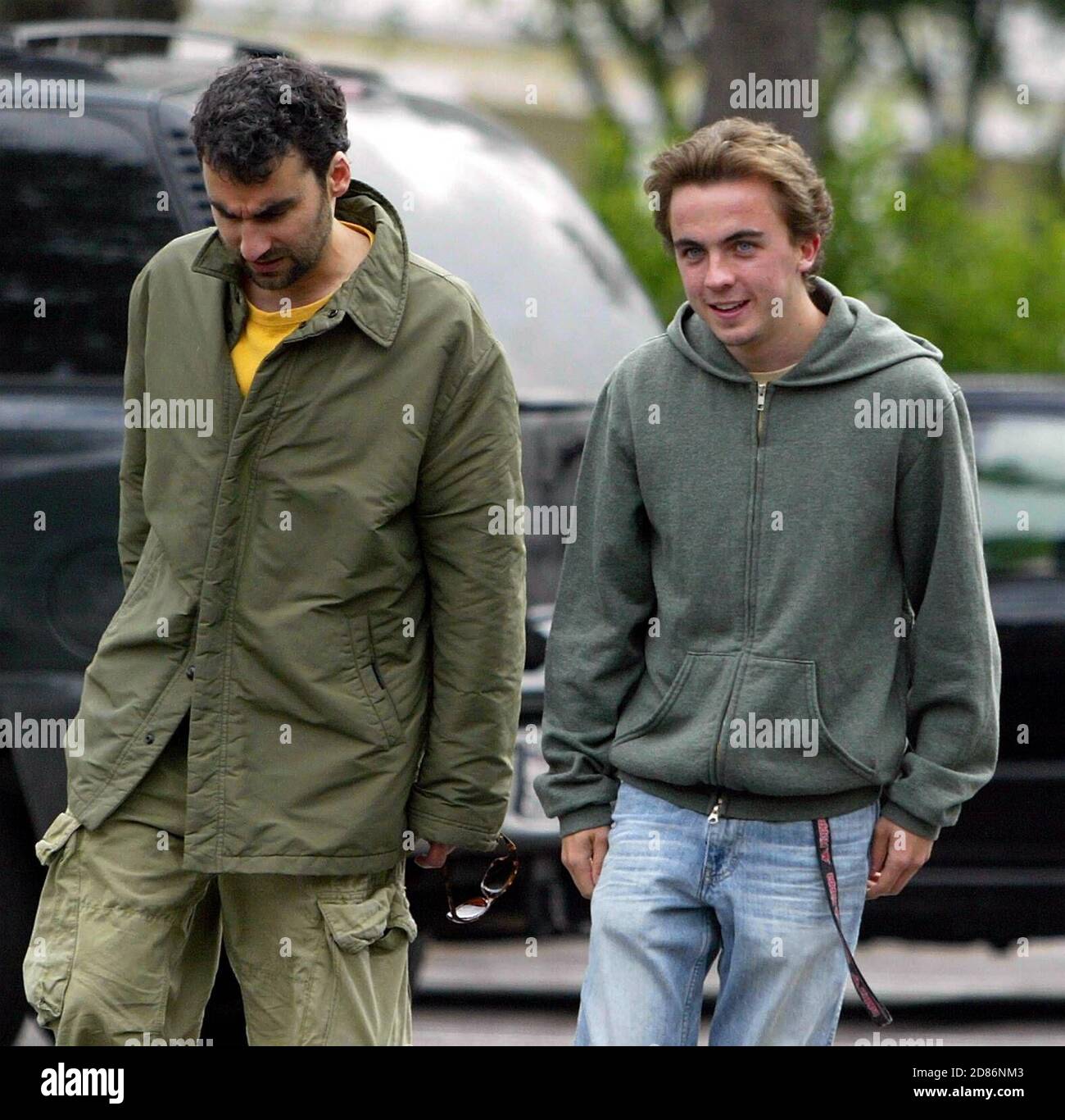 Exclusif !! Frankie Muniz présente fièrement sa nouvelle CTS de Cadillac à un ami. « She's Beautiful » a fait passer le Malcolm dans l'étoile du milieu au-dessus de la voiture de luxe qui coûte environ 40,000 $. West Hollywood, env. 4/22/05 [[rac]] Banque D'Images