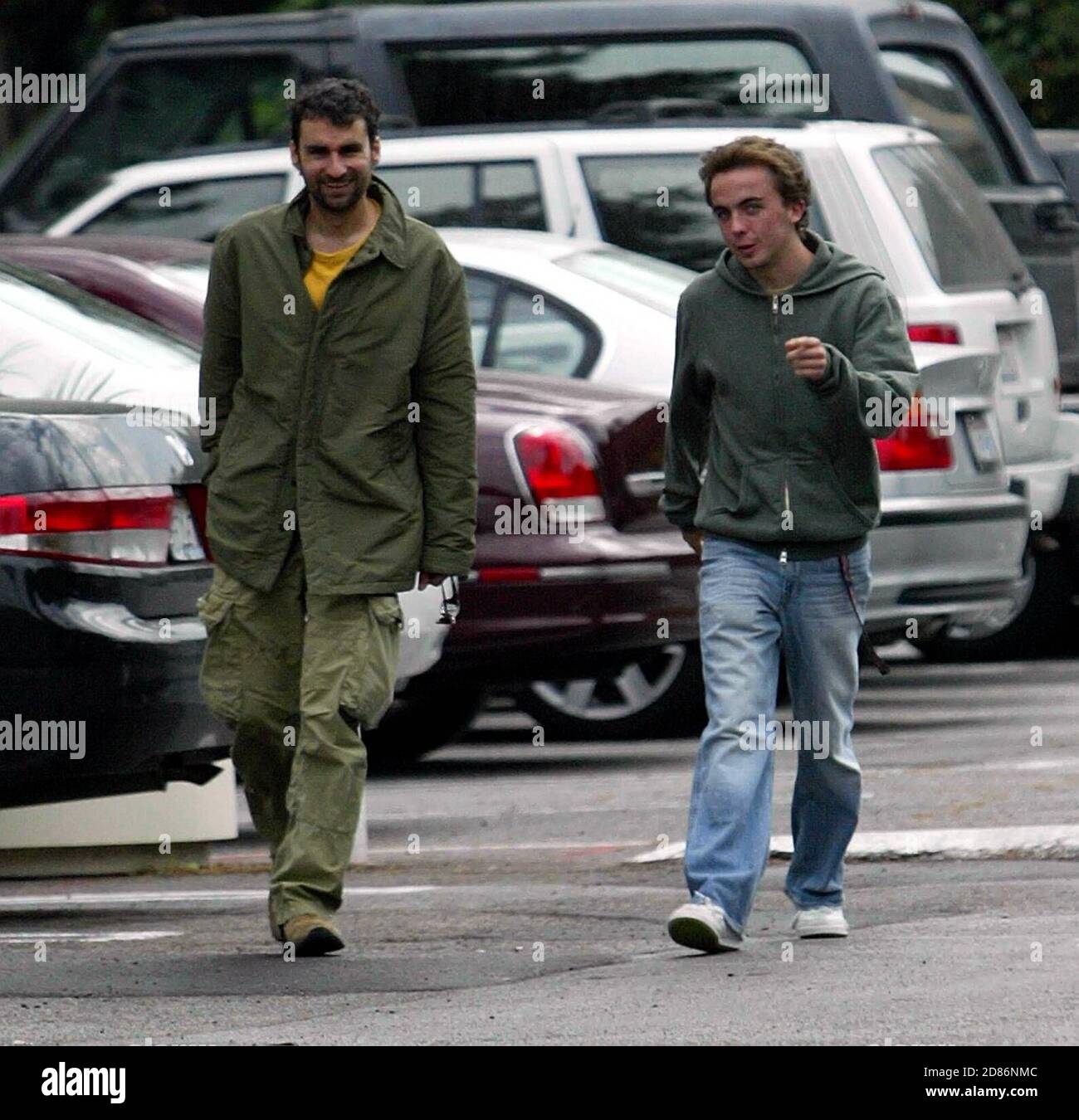 Exclusif !! Frankie Muniz présente fièrement sa nouvelle CTS de Cadillac à un ami. « She's Beautiful » a fait passer le Malcolm dans l'étoile du milieu au-dessus de la voiture de luxe qui coûte environ 40,000 $. West Hollywood, env. 4/22/05 [[rac]] Banque D'Images