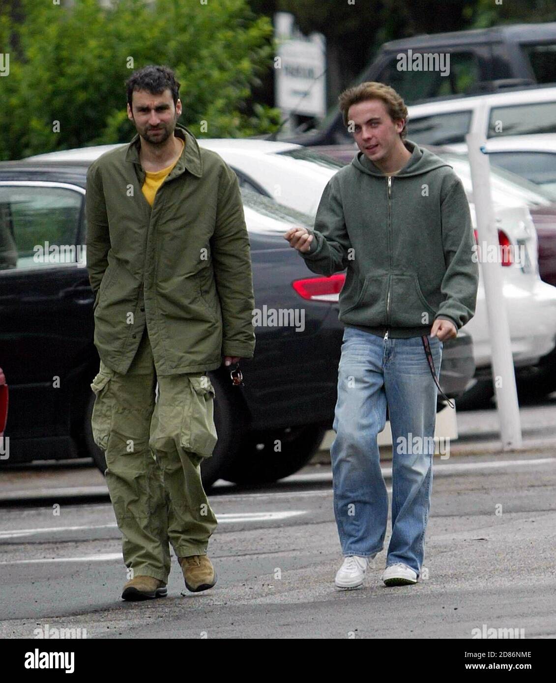 Exclusif !! Frankie Muniz présente fièrement sa nouvelle CTS de Cadillac à un ami. « She's Beautiful » a fait passer le Malcolm dans l'étoile du milieu au-dessus de la voiture de luxe qui coûte environ 40,000 $. West Hollywood, env. 4/22/05 [[rac]] Banque D'Images