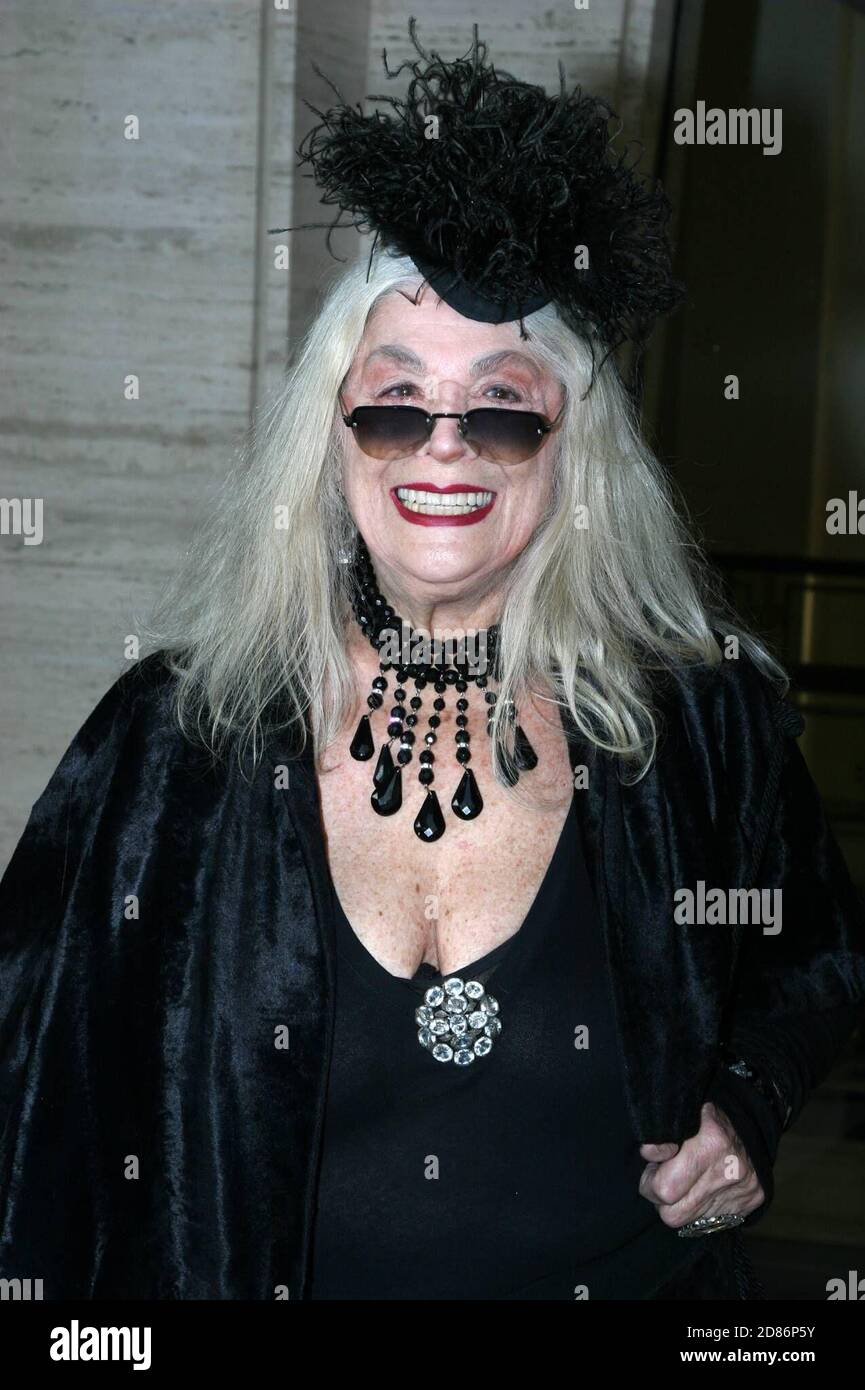 Sylvia Miles arrive pour le film Society of Lincoln Center en hommage à Dustin Hoffman, deux fois lauréat du prix de l'Académie, lors de son gala annuel, Avery Fisher Hall, New York, 4/18/05 [[maj]] Banque D'Images