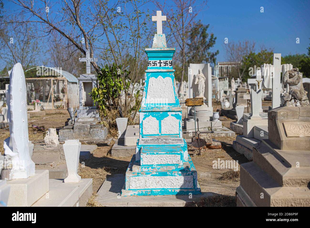 Pierre de tête sur une tombe turquoise avec le symbole nazi dans le  cimetière de Yañez, avant la célébration de Dia de los Muertos le 27  octobre à Hermosillo Sonora, Mexique . © .. (