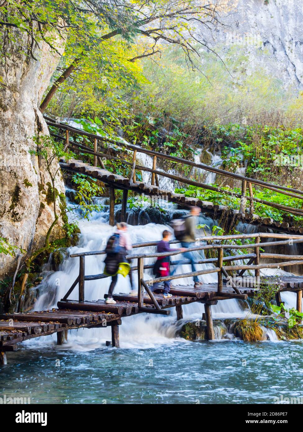 Visiteurs visite en famille à pied flou exposition longue dans les lacs de Plitvice Parc national situé en Croatie Europe Banque D'Images