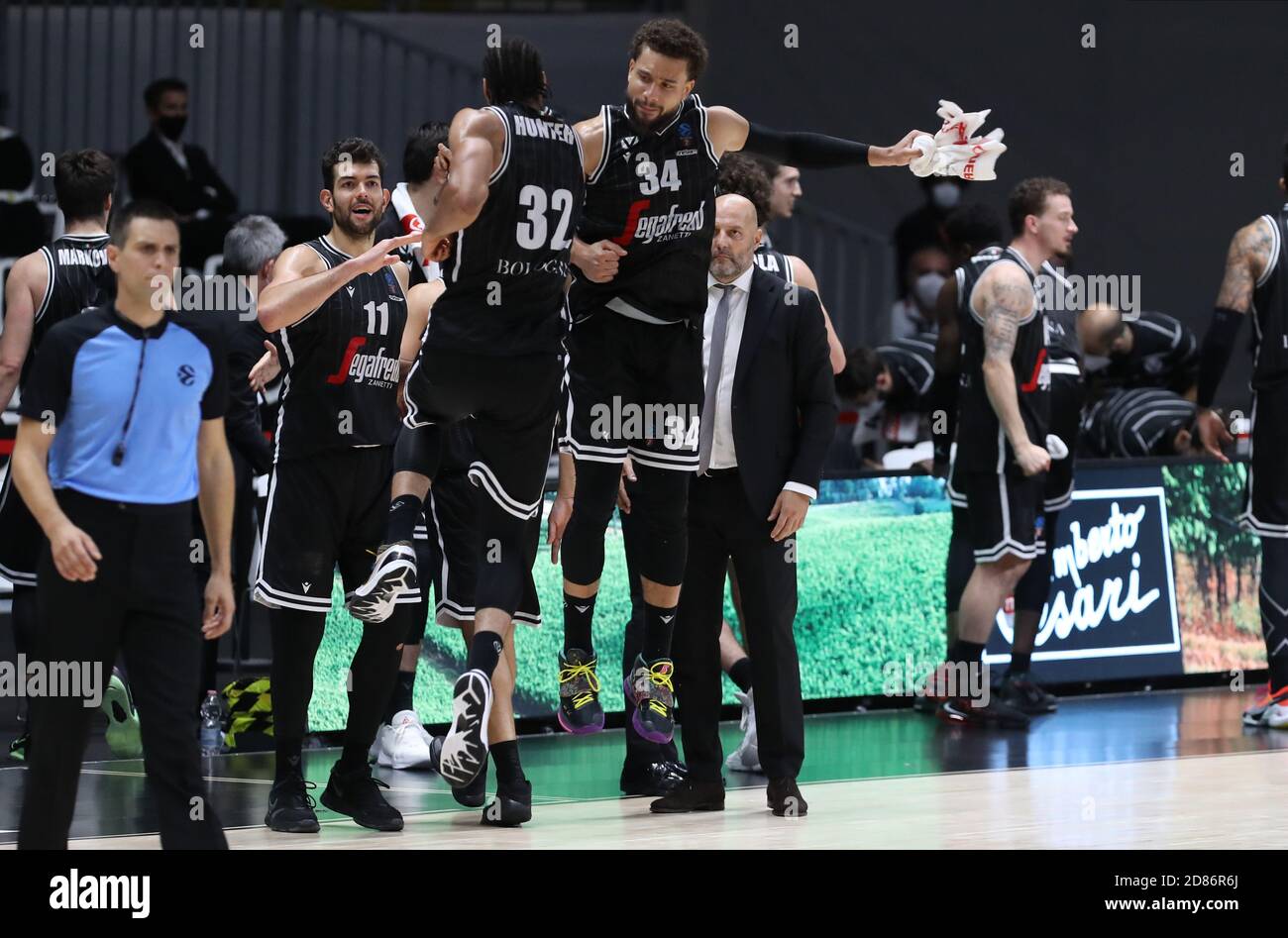 21/10/2020 - Vince Hunter et Kyle Weems de Virtus Segafredo Jubilate à la fin du match Eurocup Virtus Segafredo Bologne vs Monaco - photo C Banque D'Images