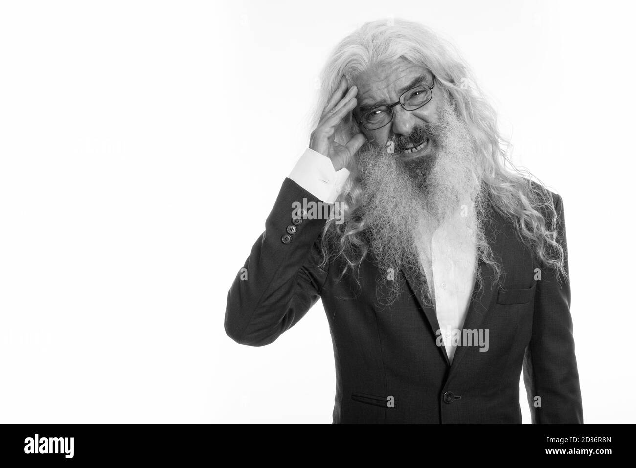 Studio shot of senior woman barbu a souligné avoir des maux de tête Banque D'Images