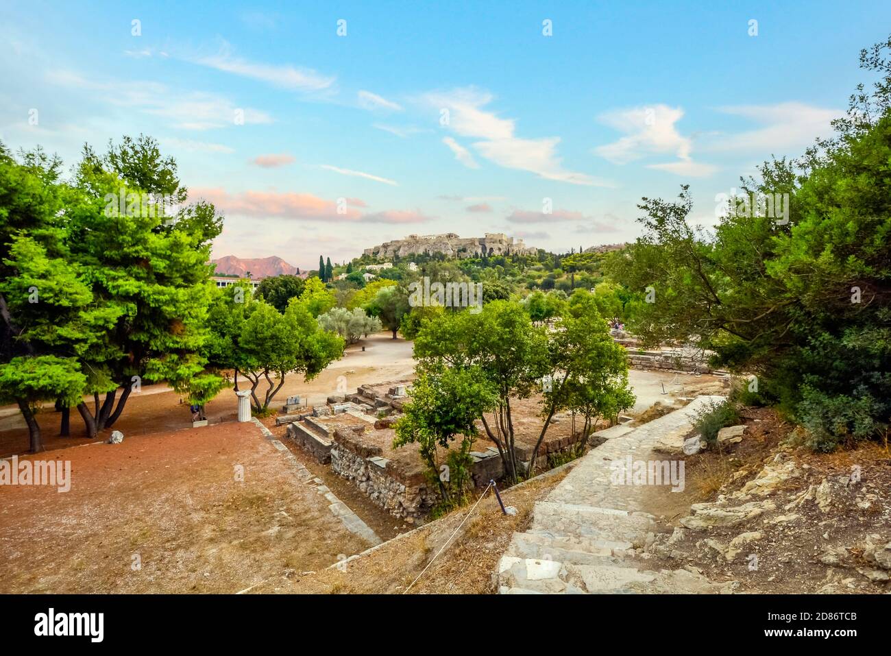 Vue sur l'Acropole grec antique et le Parthénon sur la colline de l'Acropole depuis l'Agora ci-dessous à Athènes, Grèce. Banque D'Images