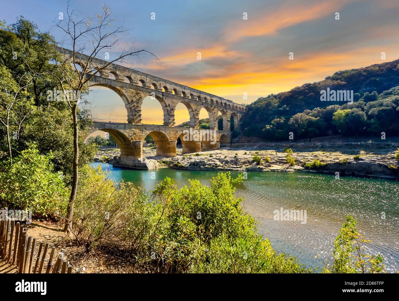 L'ancien aqueduc romain au Pont du Gard, en traversant le Gardon, dans la région provençale du sud de la France. Banque D'Images