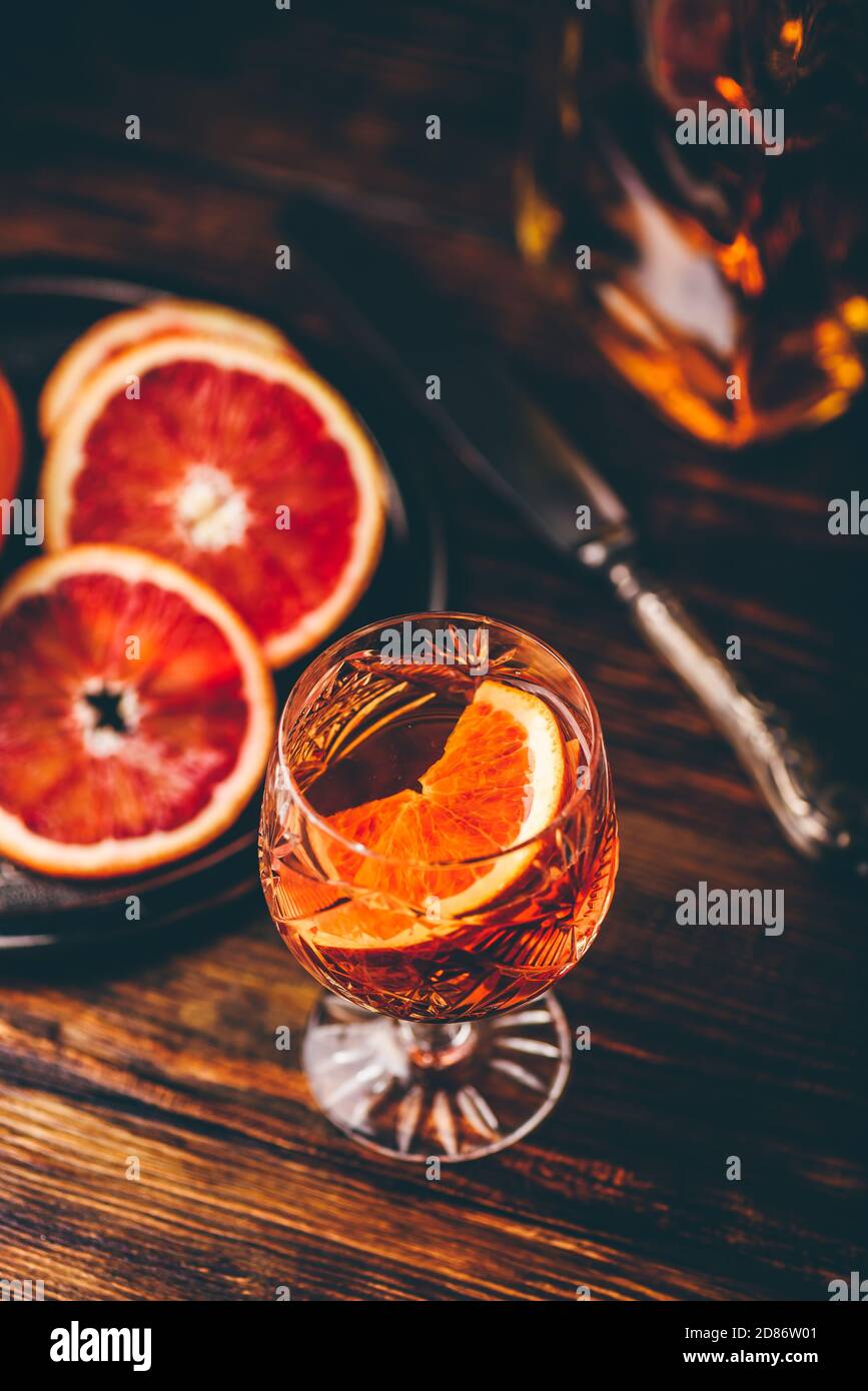 Gros plan d'un verre de cocktail de whisky aigre Banque D'Images