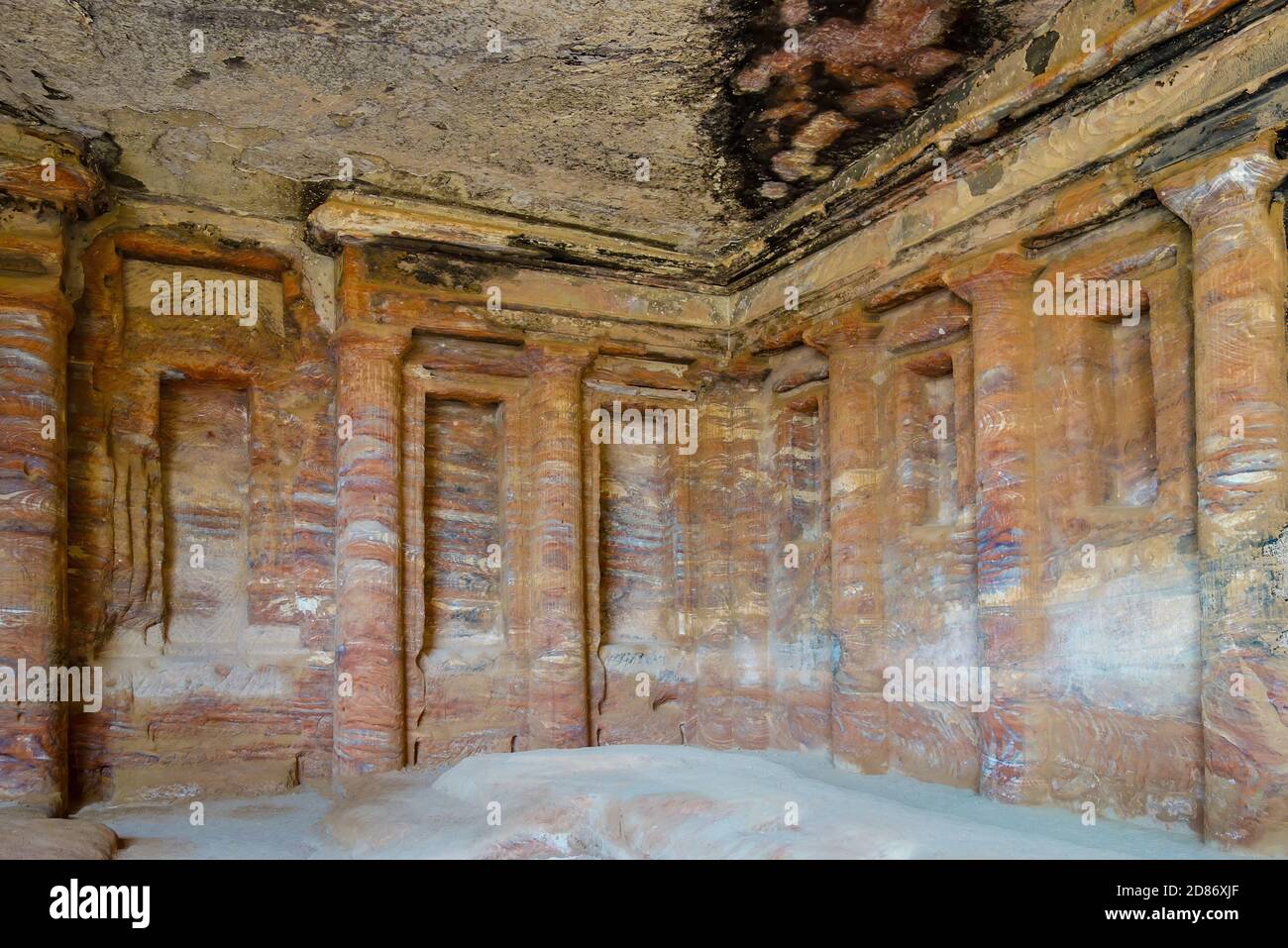 Intérieur de la tombe du Triclinium, Petra, Jordanie. Banque D'Images
