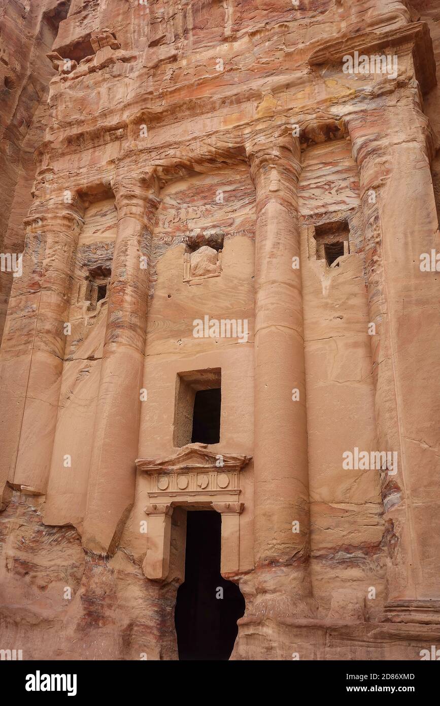 Vue sur le tombeau royal de l'Urn dans la ville antique de Petra dans Jordanie Banque D'Images