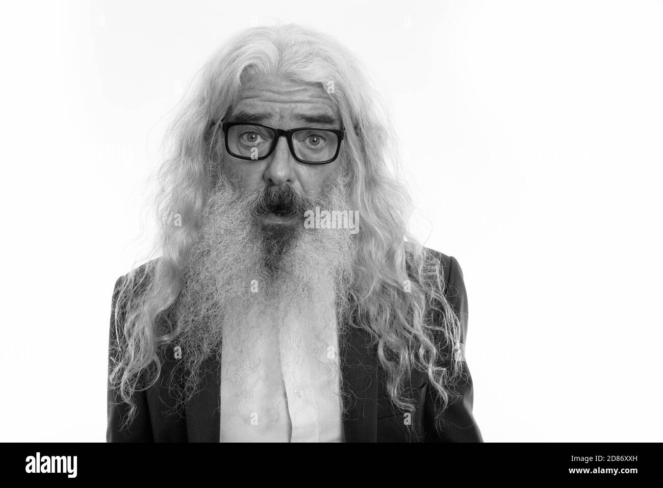 Close up of senior man barbu portant des lunettes tout en regardant choqué Banque D'Images