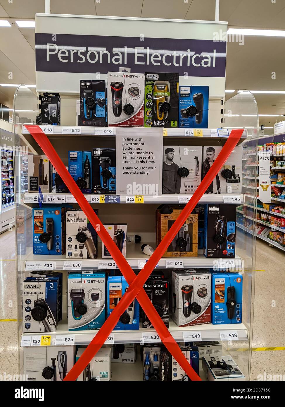 Fermé les allées dans un supermarché contenant ce que le gallois Le gouvernement considère comme des « articles non essentiels » Banque D'Images