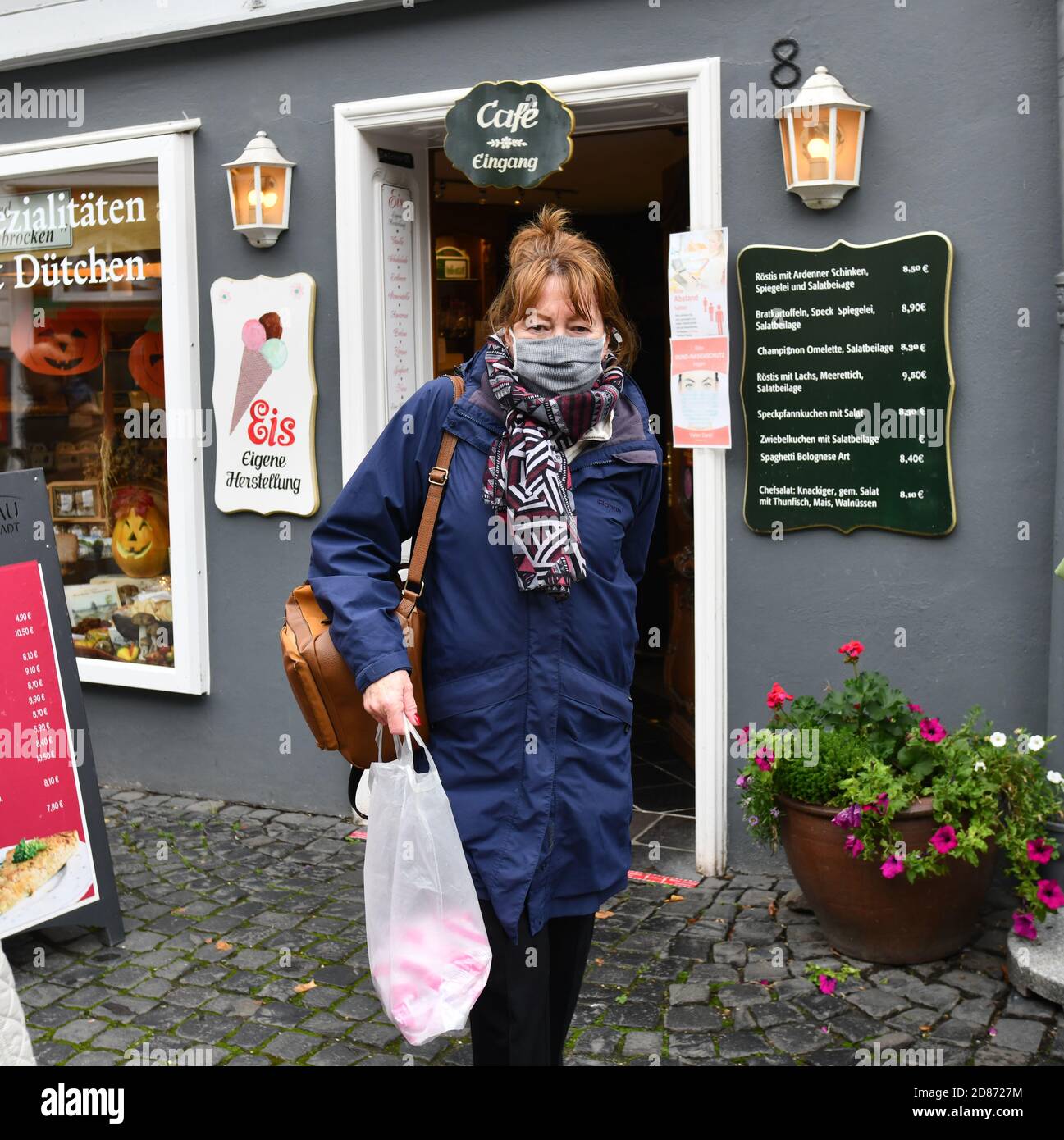 Femme portant un masque facial lors de la pandémie Covid-19 à Remagen, en Allemagne. 2020 Banque D'Images