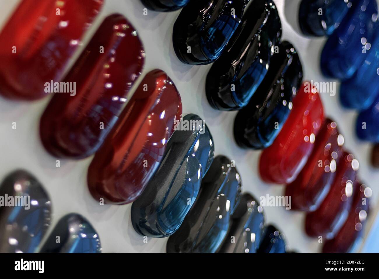 palette d'échantillons de peinture pour les voitures dans la salle d'exposition du concessionnaire Banque D'Images
