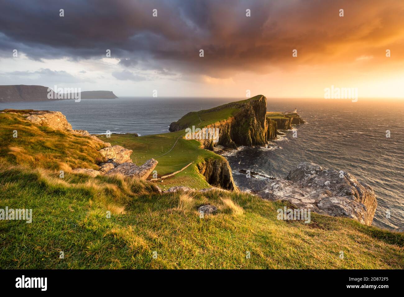 Coucher de soleil spectaculaire au célèbre phare de Neist point sur l'île de Skye. Banque D'Images