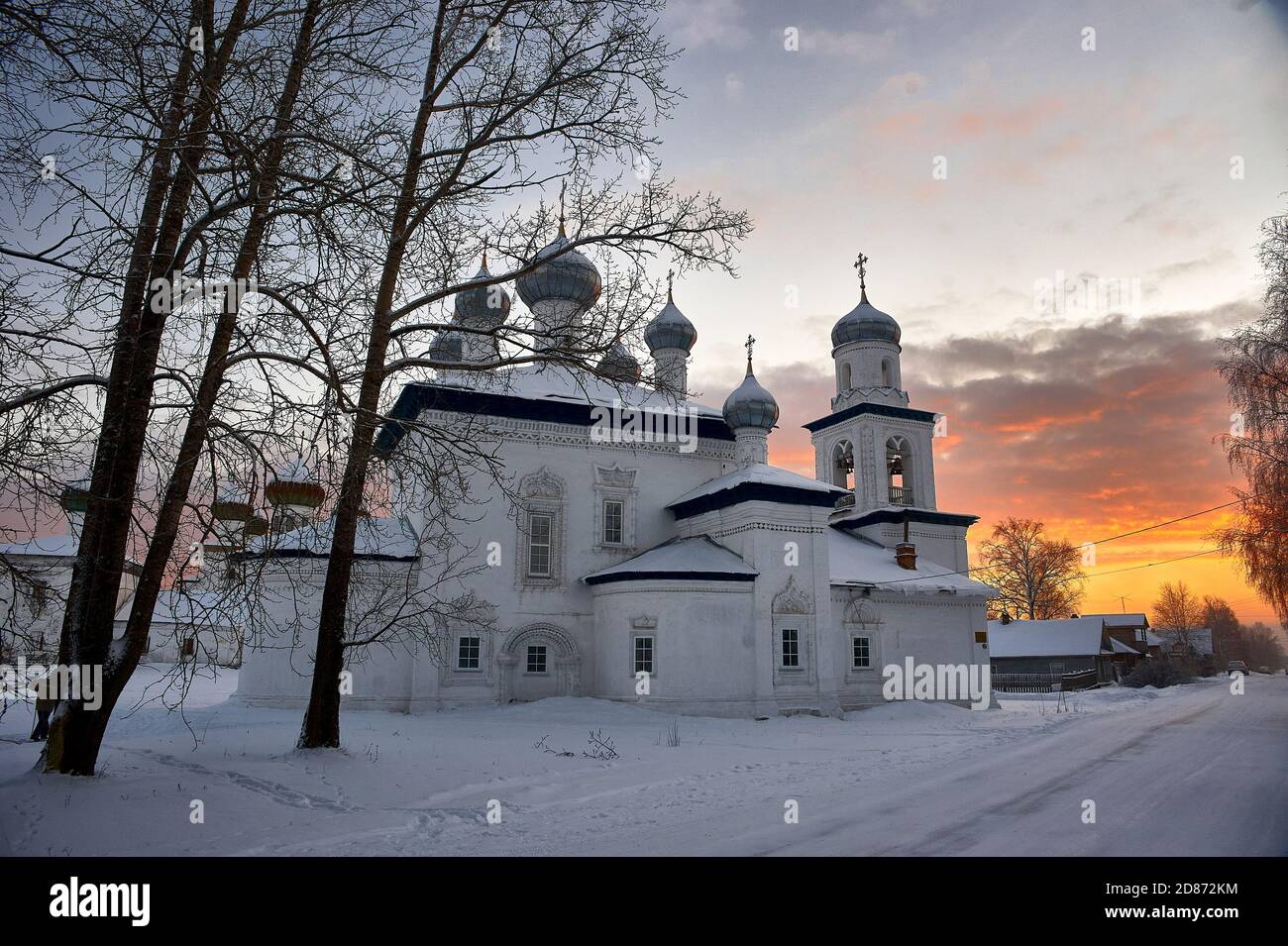 Église de la Nativité de la Vierge Marie bénie Kargopol en hiver Banque D'Images