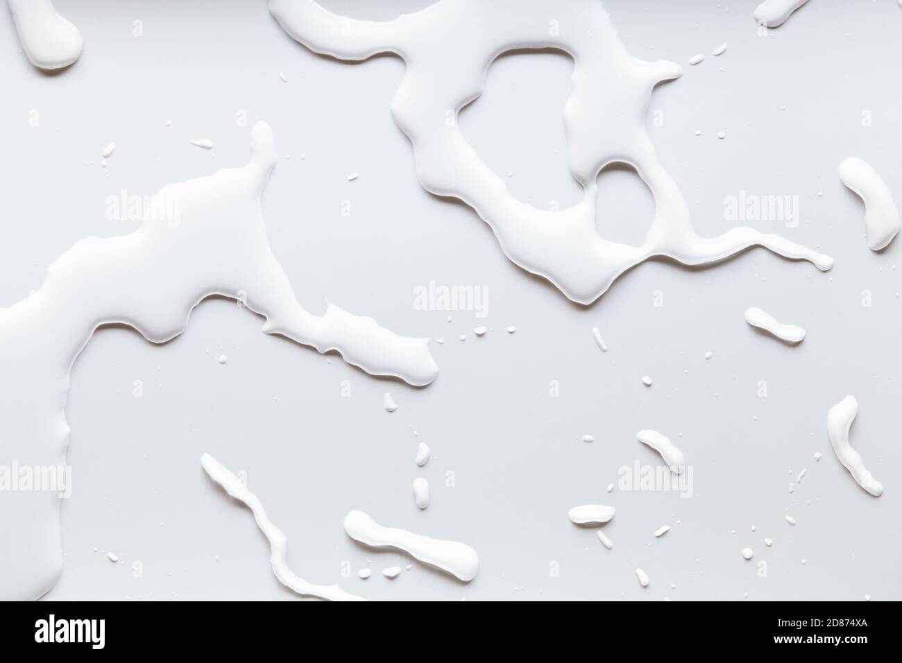 blanc laisse tomber de l'eau ou du lait sur la table blanche Banque D'Images