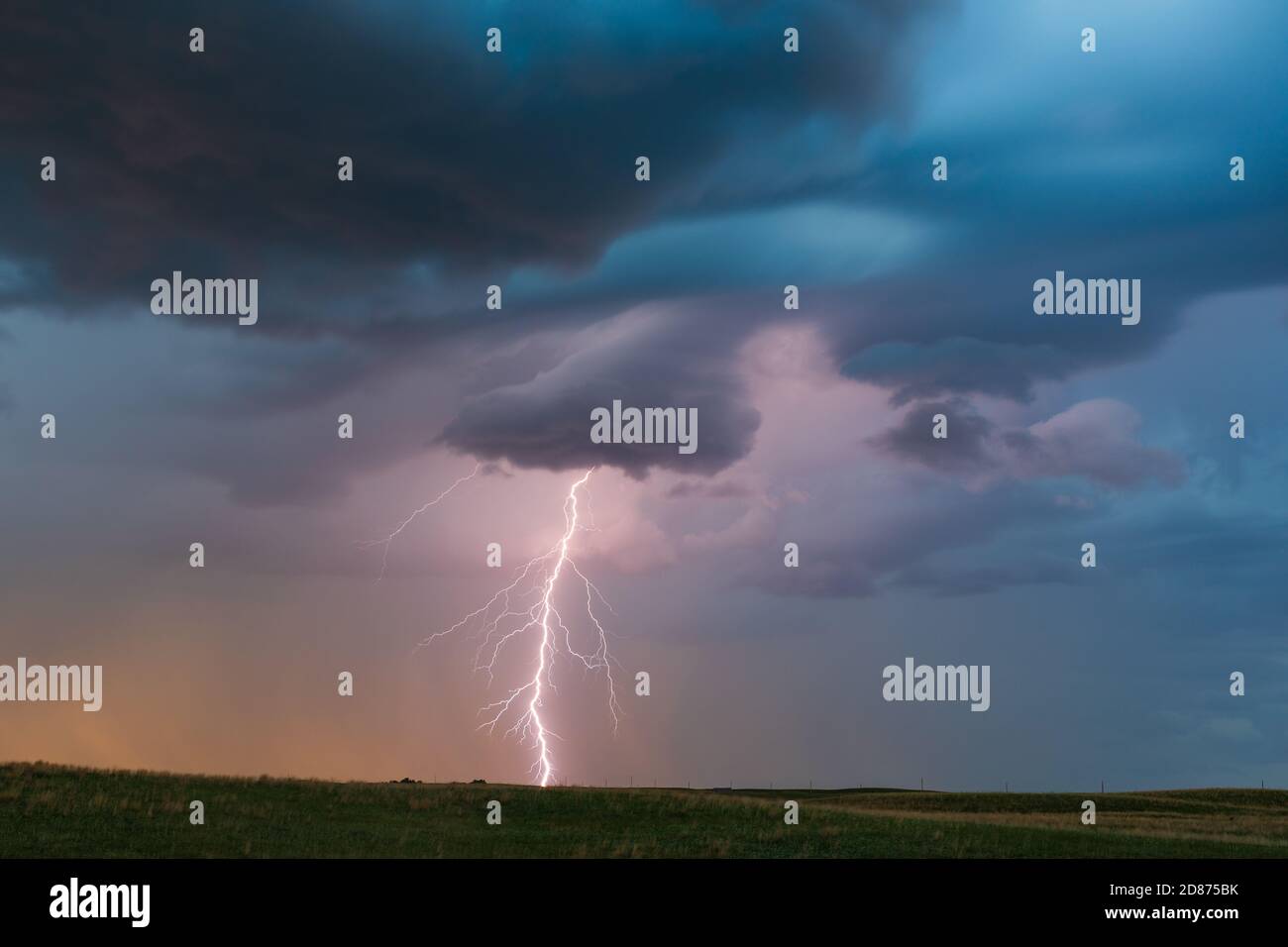 Ciel sombre et nuages avec un coup de foudre à Springview, Nebraska Banque D'Images