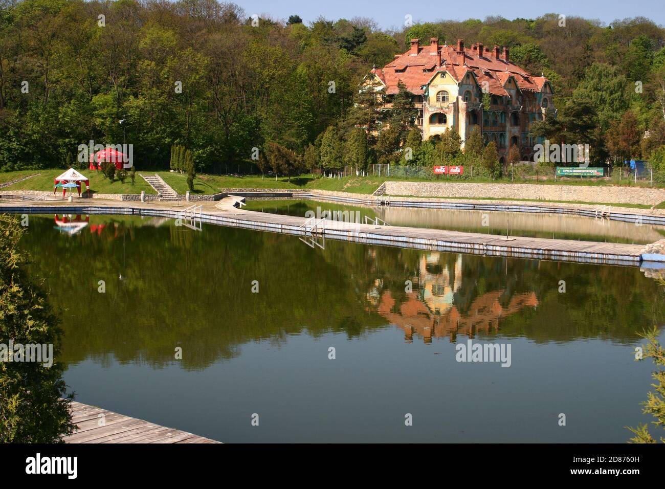 Ocna Sibiului, comté de Sibiu, Roumanie. Les lacs de sel curatif et les commodités autour de lui en 2005, avant la restauration. Banque D'Images