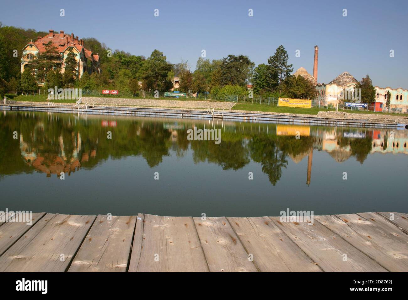 Ocna Sibiului, comté de Sibiu, Roumanie. Les lacs de sel curatif et les commodités autour de lui en 2005, avant la restauration. Banque D'Images