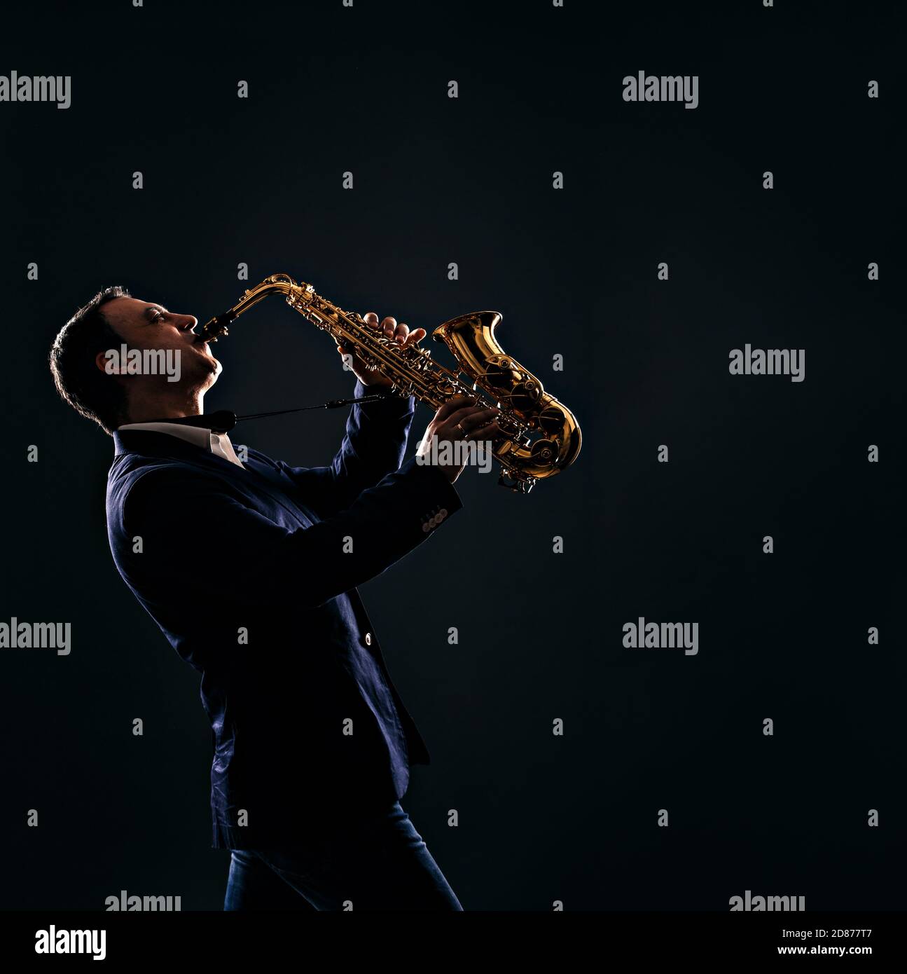 musicien joue du jazz au saxophone. fond sombre. Banque D'Images