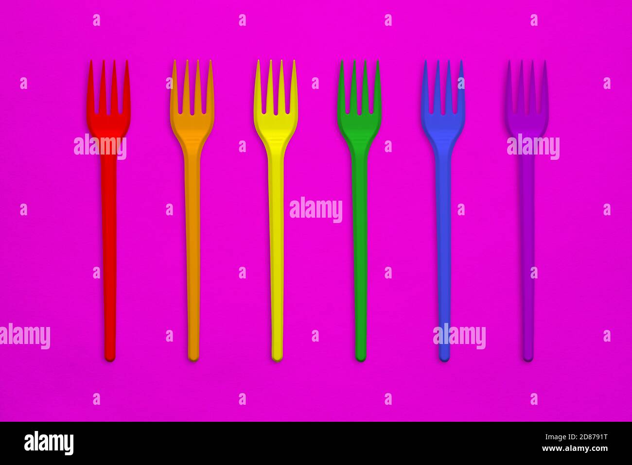 Fourchettes en plastique aux couleurs du drapeau arc-en-ciel. Concept LGBT Banque D'Images