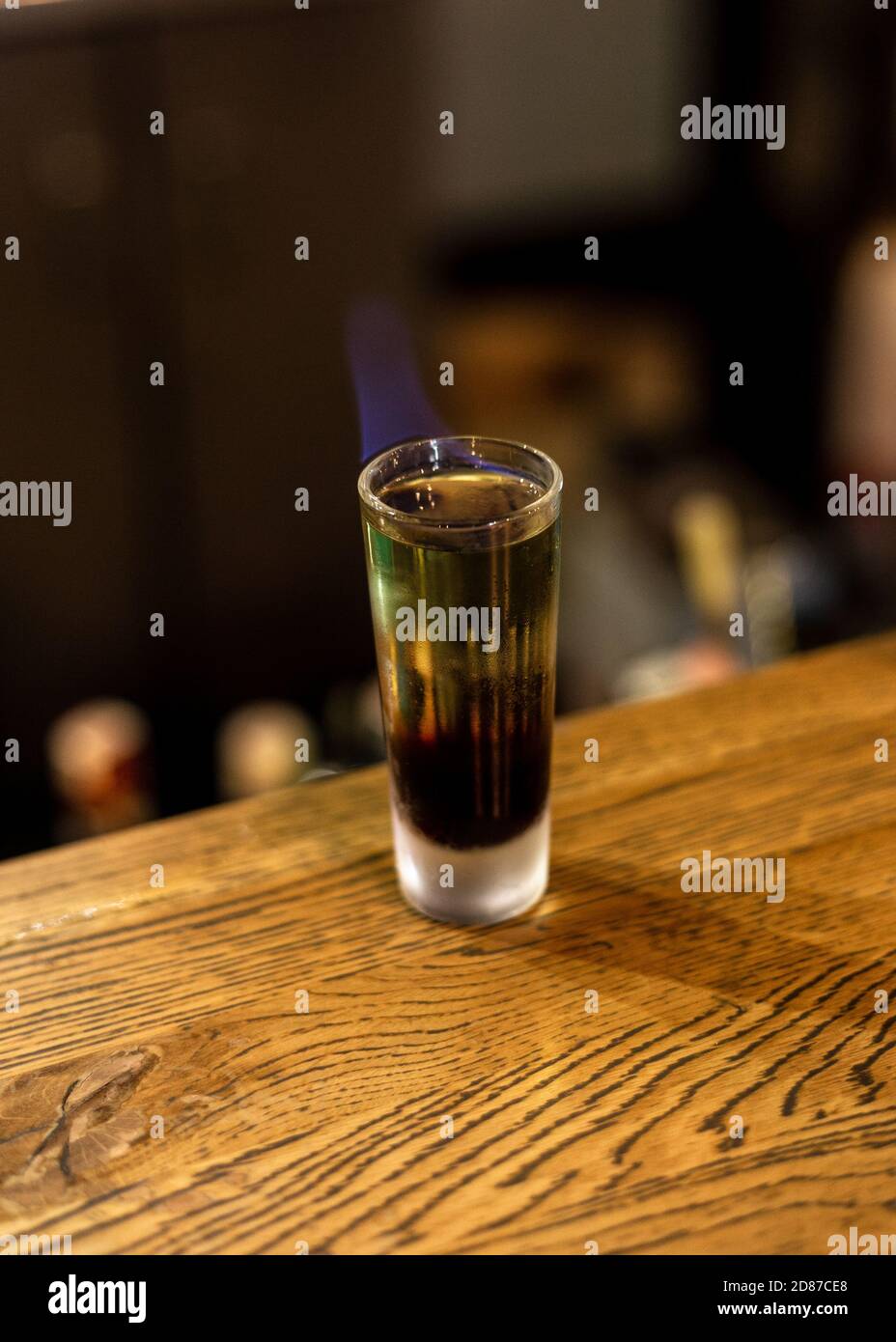 Cocktail alcoolisé avec un vrai feu. Banque D'Images
