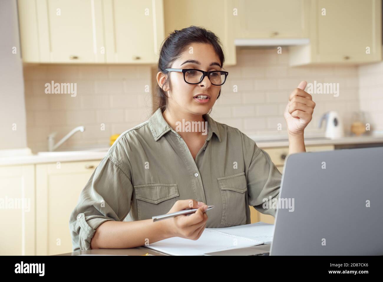 Femme indienne enseignante en ligne expliquant en ligne appel vidéo de classe. Banque D'Images