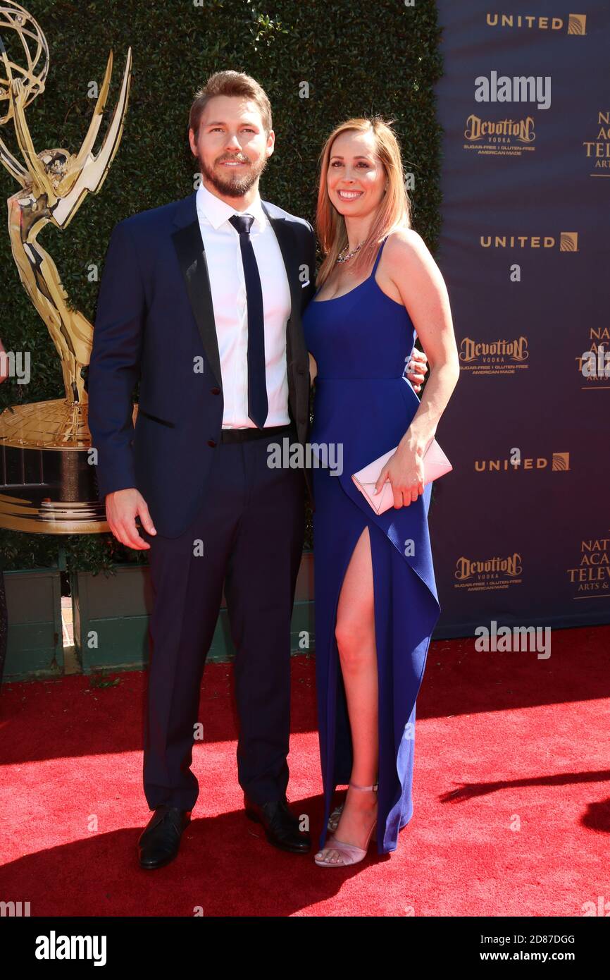 LOS ANGELES - 30 avril : Scott Clifton, Nicole Lampson à la 44e cérémonie de remise des Emmy Awards de jour - arrivées à l'Auditorium civique de Pasadena le 30 avril 2017 à Pasadena, CA Banque D'Images