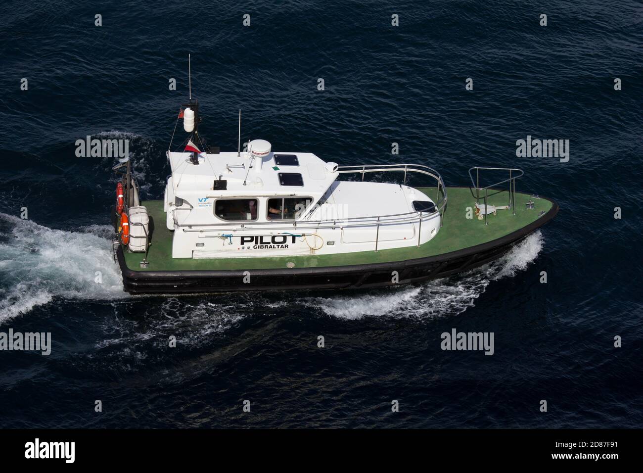 Gibraltar pilote bateau en cours avec wake sur une mer sombre. Banque D'Images