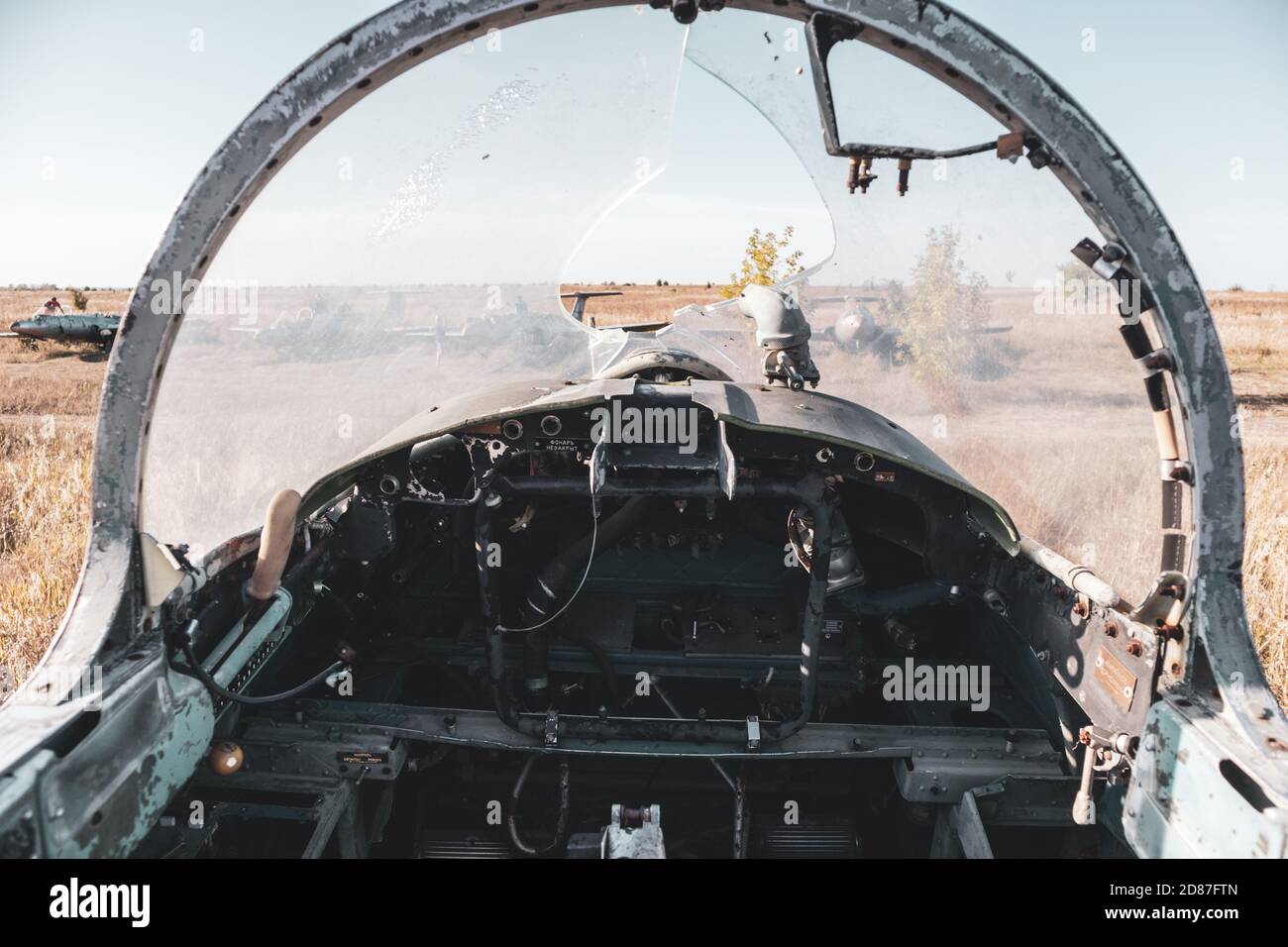 Intérieur de la cabine pilote de l'avion militaire avec pare-brise avant cassé. Aero L-29 Delfín un avion d'entraînement à réaction à la base aérienne abandonnée reste en VdV Banque D'Images